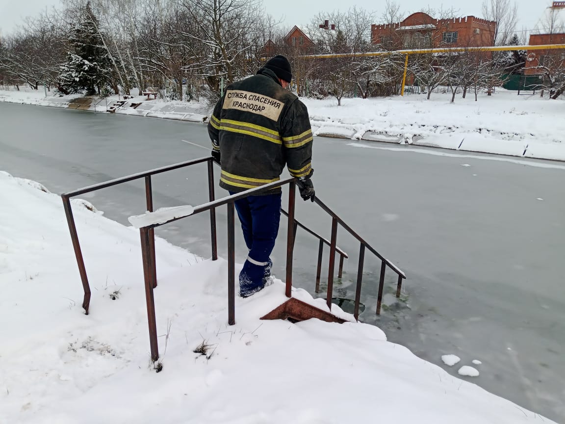 Спасатели измерили толщину льда в краснодарских водоемах - 1,5 см  Все выходные рейдовые группы спасателей работали вблизи прудов и сегодня вновь заступили на дежурство. Обходят основные места притяжения школьников: Карасуны, Покровские озёра, водоём в районе ул. Восточно-Кругликовской.  Спасатели сообщают, что его толщина льда сейчас около 1,5 см.  Будьте осторожнее, не ходите по льду и запретите детям!  Кубань   Сердце Юга ~ Подписаться