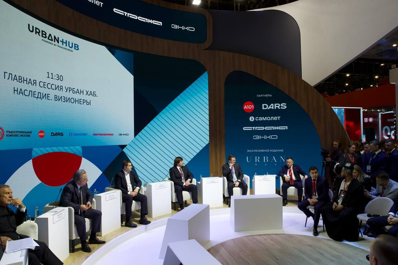 На главной сессии площадки Урбан Хаб в рамках ПМЭФ 2025 обсудили вопросы сохранения и восстановления объектов культурного наследия Глава Минстроя России Ирек Файзуллин рассказал о подходах к сбережению объектов исторического и культурного наследия, а также о том, как найти баланс между их сохранением и реализацией современных инфраструктурных решений. «Сохранение объектов культурного наследия – это очень актуальная и серьезная задача, к которой необходимо взвешено и грамотно подойти. Объекты культурного наследия, где живут люди требуют капитального ремонта и участия жителей в этих вопросах. Изменения, внесенные в нормативную базу позволили включить в региональную программу капитального ремонта больше домов», - отметил Ирек Файзуллин. Министр также акцентировал внимание на уточнении зон с особыми условиями использования территорий. Важным элементом вовлечения объектов культурного наследия в региональные программы по капремонту и реконструкции является синхронизация законодательных баз в части градостроительства, историко-культурной сферы и пожарной безопасности. Примером такой синхронизации стала слаженная работа Минстроя России, Минкультуры России и МЧС по реставрации Санкт-Петербургской государственной консерватории имени Н.А. Римского-Корсакова, которая позволила завершить проект за 3 года. Ранее в России реставрация такого масштаба в столь сжатый срок не осуществлялась. В сессии приняли участие Раис Республики Татарстан, Председатель комиссии Госсовета РФ по направлению «Инфраструктура для жизни» Рустам Минниханов, Генеральный директор «ДОМ.РФ» Виталий Мутко, руководитель Департамента инвестиционной и промышленной политики города Москвы Владислав Овчинский, Мэр Тюмени Максим Афанасьев, Президент Группы компаний «Страна Девелопмент» Александр Гайдуков, Сенатор Российской Федерации от исполнительного органа государственной власти Липецкой области Евгения Уваркина.