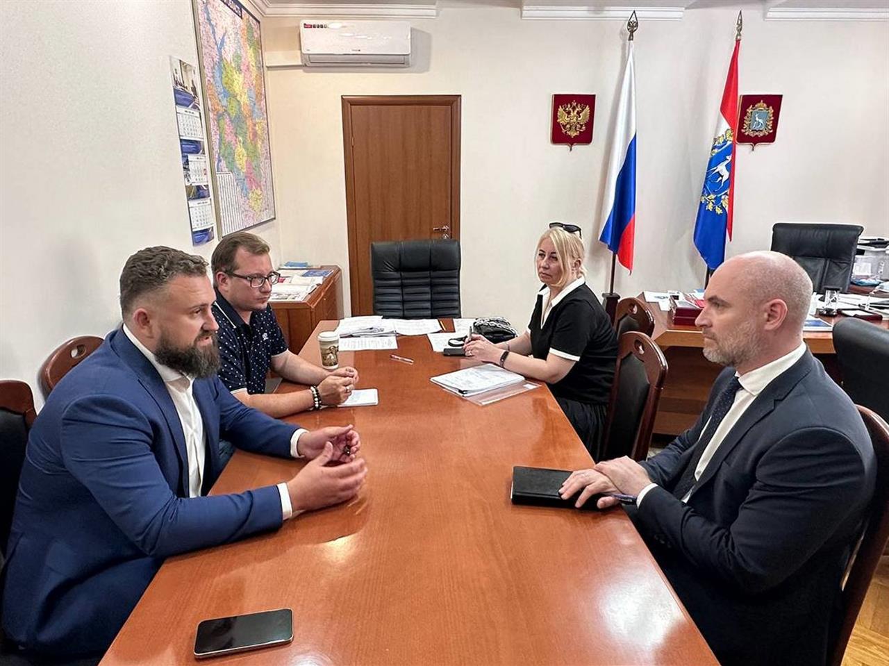 Московская кинокомпания снимет многосерийную сагу об АвтоВАЗе  Кинокомпания "Нью Синема Дистрибьюшн" снимет в Самарской области сериал об АвтоВАЗе. Идея у инициаторов возникла еще в 2018 году, и теперь планы будут воплощены в жизнь. Планируется снять три сезона саги по 10 серий каждый.     Фото: предоставлено министерством экономразвития СО