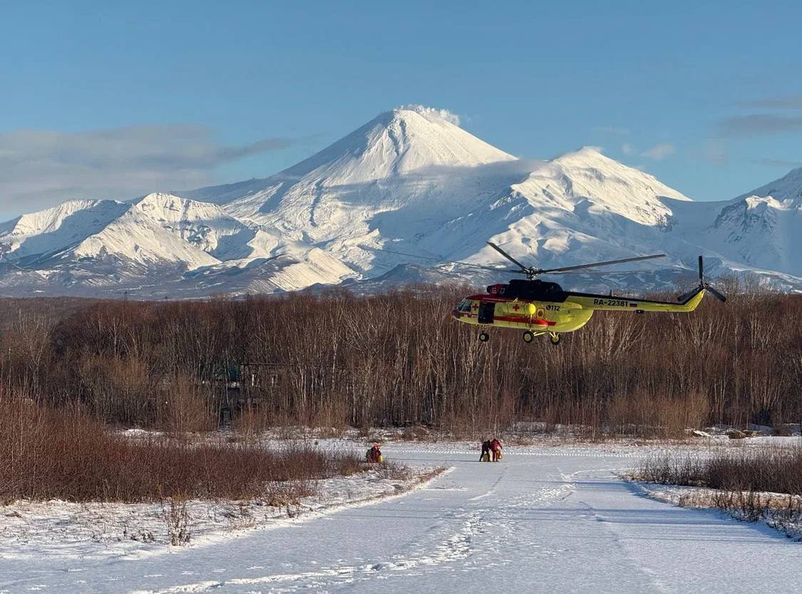 Нейрохирурги Камчатки спасли 43 летнего мужчину с тяжёлой черепно мозговой травмой прямо в Усть Большерецке Пациент был в коме транспортировать его было опасно Экстренно вылетела бригада из Петропавловска нейрохирург реаниматолог и медсестра Ночью провели операцию удалили гематому и выполнили декомпрессию мозга Сейчас мужчина в реанимации краевой больницы его состояние стабилизировано Mы в MAX Предложка Чат