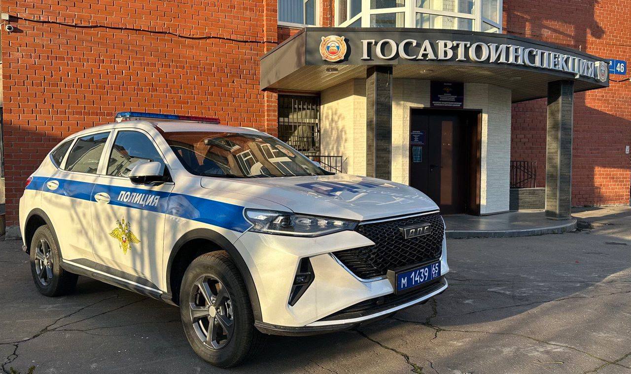 Более 2 тысяч нарушений ПДД зафиксировали уличные камеры за сутки на дорогах Сахалина Областная Госавтоинспекция поделилась сводкой за 12 мая. За прошедшие сутки на Сахалине не зарегистрировано ДТП с пострадавшими. Сотрудники ведомства при проведении профилактических мероприятий пресекли 111 нарушений ПДД. Кроме того: Задержали и отстранили от управления ТС 5 водителя, которые сели за руль в состоянии опьянения. Задержали 7 водителей, которые не имеют права управления ТС, либо лишены такого права по решению суда. К административной ответственности привлечены: 7 водителей - за выезд на полосу, предназначенную для встречного движения; 2 водителя - управляющих транспортными средствами незарегистрированными в установленном порядке; 5 водителей - нарушивших правила применения ремней безопасности; 3 водителя - управляющих транспортными средствами с «тонировкой» на стеклах; 1 водитель - нарушивший правила перевозки детей; 1 водитель - управляющий транспортными средствами при наличии технических неисправностей глушители ; 4 водителя - за несоблюдение требований, предписанных дорожными знаками и нарушение правил стоянки транспортных средств. Составлено 5 административных материалов на водителей, не уплативших административные штрафы по линии Госавтоинспекции в установленный срок. Задержаны и помещены на специализированную стоянку 7 автомобилей. Помимо этого, стационарные комплексы фото-, видеофиксации зафиксировали 2176 нарушений. Из них к административной ответственности уже привлечены: 1328 водителей - за нарушение скоростного режима; 43 водителя - за движение на запрещающий сигнал светофора; 552 водителя - за нарушение правил использования ремней безопасности; 14 водителей - за непредоставление преимущества в движении пешеходам; 65 водителей - за выезд на полосу, предназначенную для встречного движения.