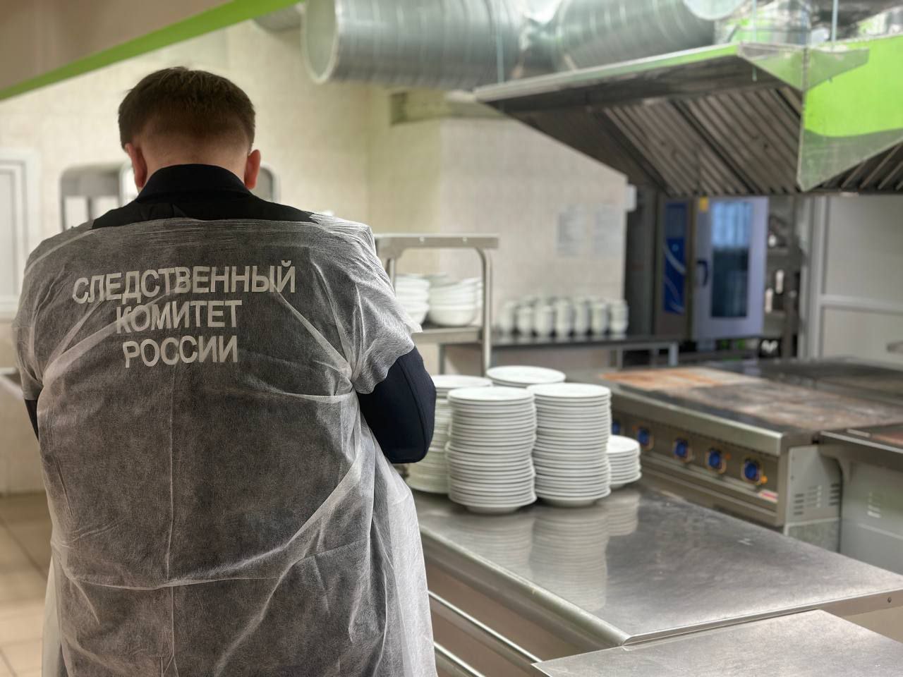 В Шумерле завели уголовное дело после массового заболевания гимназистов Как сообщает Следственное управление СК России по Чувашии, возбуждено уголовное дело по ч. 1 ст. 236 УК РФ нарушение санитарно-эпидемиологических правил, повлекшее по неосторожности массовое заболевание . Известно, что с жалобами на плохое самочувствие и признаками острой кишечной инфекции в медицинские учреждения республики накануне обратились 9 учащихся гимназии №8 города Шумерля. Один ребенок госпитализирован, остальные получают лечение амбулаторно. Следователи и криминалисты следственного управления проводят осмотр пищеблока, изымаются пробы продуктов питания. Для установления причины заболевания учащихся будут проведены медицинские и санитарно-эпидемиологические экспертизы. Также будет дана оценка соблюдению санитарных норм при организации питания в гимназии.