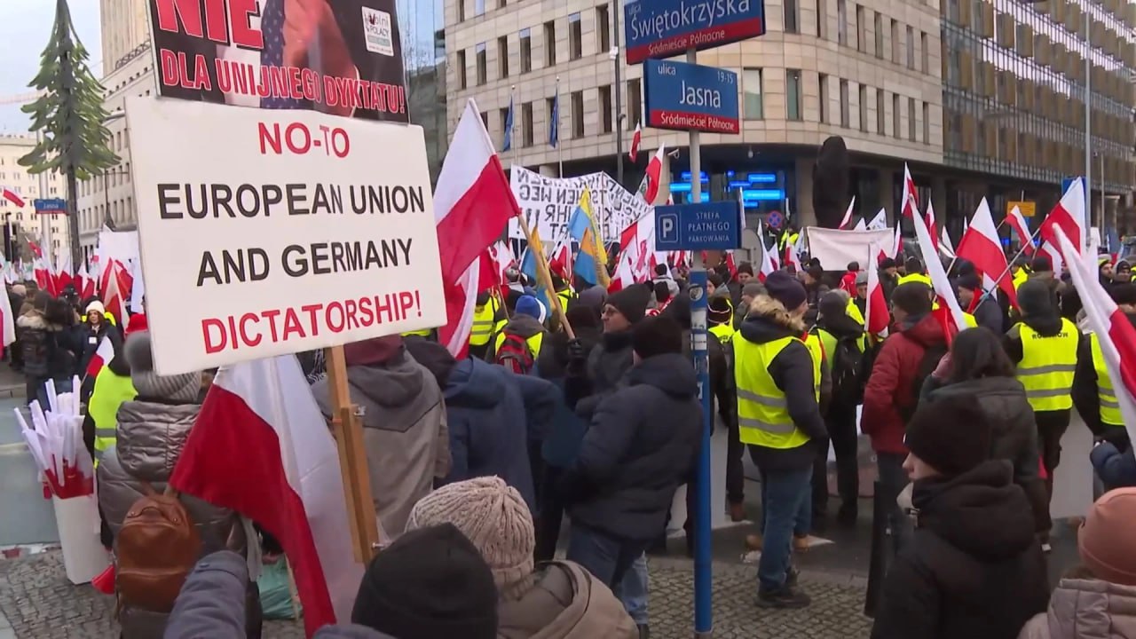 "Пять раз нет!" Под таким девизом возобновились массовые протесты польских фермеров.  Представители аграрного сектора вышли на акцию перед зданием Европейской комиссии в Варшаве.  Несколько тысяч человек требовали отмены импорта сельхозпродукции из Украины, они выступают против экологических норм Евросоюза и выражают возмущение спадом польской экономики.  Сельскохозяйственные организации Польши протестуют против вредной политики Европейского союза и лично против главы Еврокомисии фон дер Ляйен, которая 3 января наведалась в польскую столицу.