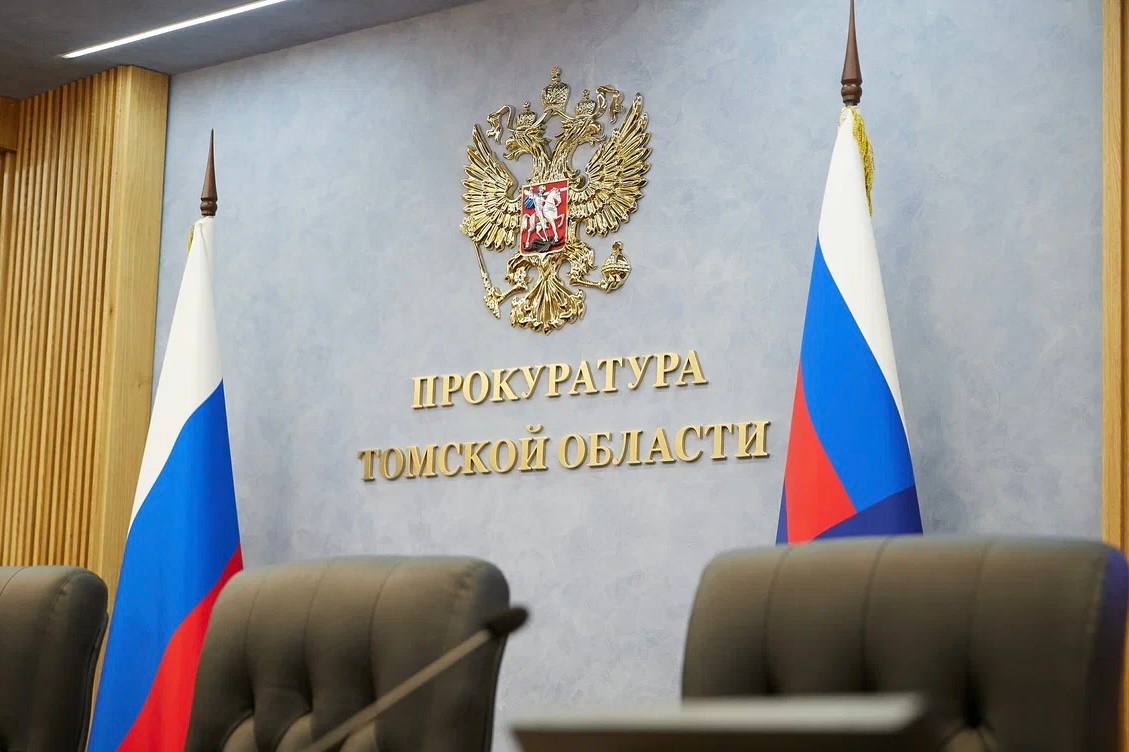 Прокуратура Томской области направила в суд уголовное дело о незаконном обороте немаркированной табачной продукции стоимостью более 8 5 млн рублей Прокуратура Томской области утвердила обвинительное заключение по уголовному делу в отношении 55 летнего местного жителя Он обвиняется по пп а б ч 6 ст 171 1 УК РФ приобретение хранение перевозка в целях сбыта немаркированной табачной продукции совершенные группой лиц по предварительному сговору в особо крупном размере Уголовное дело возбуждено на основании материалов регионального УФСБ России По версии следствия обвиняемый и его знакомый организовали поставку немаркированных табачных изделий из страны ближнего зарубежья в Томск Они хранили эти сигареты в гаражном боксе и сбывали неопределенному кругу лиц пока их деятельность не пресекли сотрудники органов безопасности Всего в ходе оперативно розыскных мероприятий изъято более 44 тыс пачек табачной продукции без маркировки общей стоимостью более 8 5 млн рублей Обвиняемый частично признал вину утверждая что действовал один Ему избрана мера пресечения в виде домашнего ареста Уголовное дело направлено в Кировский районный суд г Томска для рассмотрения по существу В отношении соучастника обвиняемого расследование уголовного дела не завершено