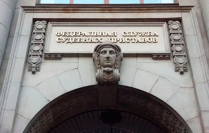 5 мая Конституционный Суд вынес Постановление 31 П по делу о проверке ч 1 и п 1 ч 8 ст 22 Федерального закона от 1 октября 2019 г 328 ФЗ О службе в органах принудительного исполнения Российской Федерации и внесении изменений в отдельные законодательные акты Российской Федерации Согласно этим нормам с гражданином впервые поступающим на службу в органы принудительного исполнения заключается первый контракт срочный контракт заключается с гражданином впервые поступающим на службу в органы принудительного исполнения для замещения должности младшего начальствующего состава на три года среднего и старшего начальствующего состава на пять лет Как указала одна из экспертов АГ КС РФ прямо указал что перевод системы ФССП России в формат иной госслужбы не может рассматриваться как основание для ухудшения положения сотрудников ранее проходивших службу Другая сочла что Суд занял достаточно взвешенную и концептуально сильную позицию фактически отграничив формальный подход законодателя от реального содержания служебных отношений Третья полагает что правовая позиция КС может быть экстраполирована и на иные случаи реформирования публичных служб Четвертая заметила что Суд исключил возможность использования срочного контракта как инструмента обнуления гарантий государственных гражданских служащих при переходе на службу в органы принудительного исполнения Подробнее читайте на сайте АГ