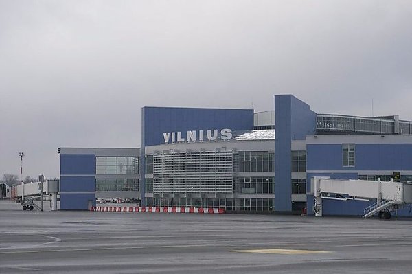 Вильнюсский аэропорт закрыт из за выкатившегося самолета Вильнюсский международный аэропорт закрыт из за выкатившегося за пределы взлетно посадочной полосы самолета польской авиакомпании LOT В результате инцидента никто не пострадал Об этом сообщает ТАСС Прибывший из Варшавы борт двигаясь в сторону стоянки соскользнул с посадочной полосы Во время инцидента никто не пострадал сказал представитель аэропорта Тадас Василяускас ЧП произошло в 13 43 14 43 мск при неблагоприятных погодных условиях В Вильнюсе обильно идет снег Аэропорт закрыт до 17 00 18 00 мск aviaru net n290242