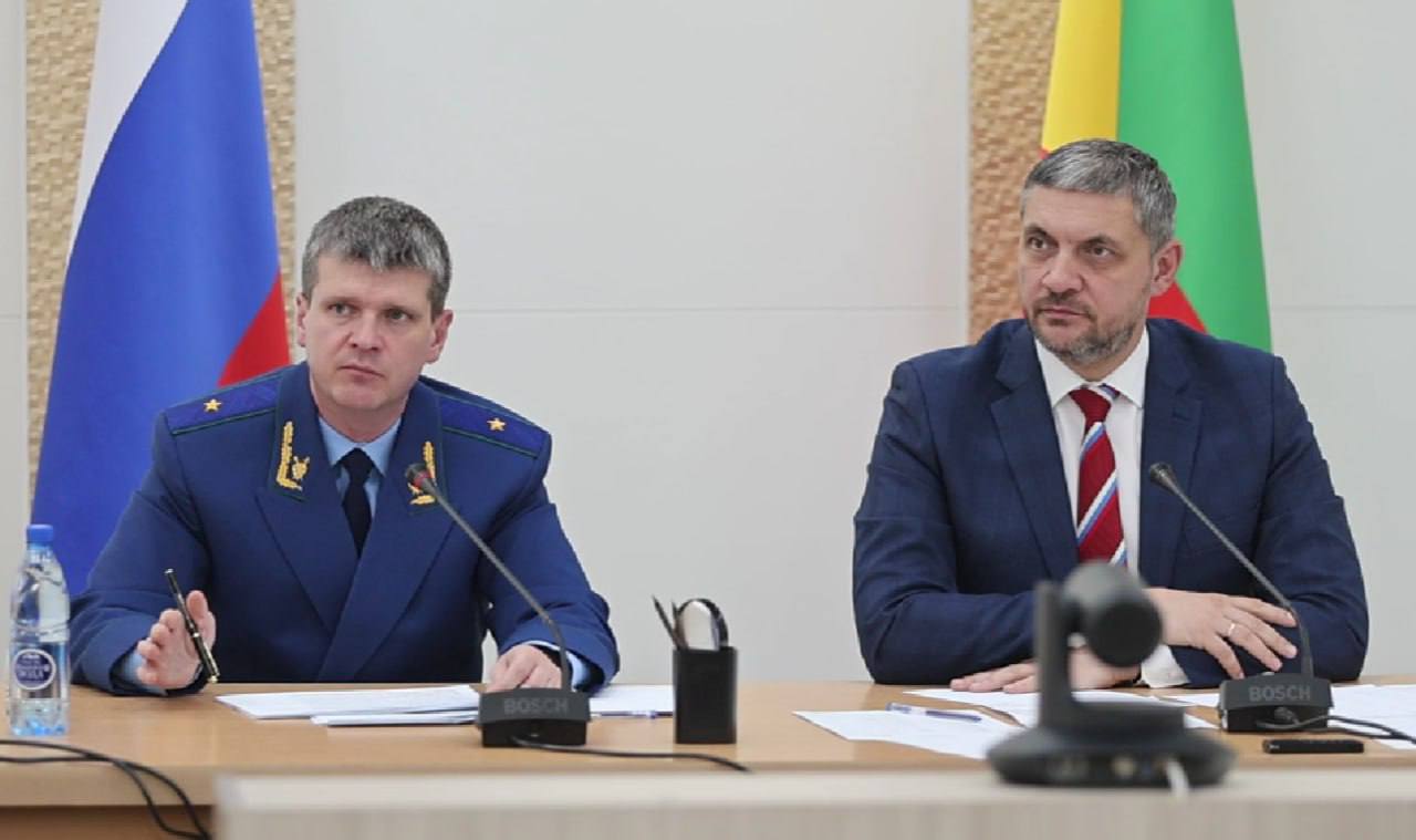 Губернатор Александр Осипов отправил правительство Забайкалья в отставку  На внеочередном заседании правительства Забайкальского края, проведенного с участием прокурора Забайкальского края Александра Яновского, Губернатор Забайкальского края Александр Осипов отправил региональное правительство в отставку.   «В молниеносном режиме все заявления и обращения, по которым люди и предприниматели обратились к Генеральному прокурору РФ, должны быть решены. Вторым блоком нашей работы станет выработка системных планов, программ, механизмов для того, чтобы решить проблемы людей вне зависимости от их масштаба. Просто сидеть, отговариваясь, что нет каких-то денег и ничего не предпринимать - абсолютно недопустимо», - подчеркнул Александр Осипов.  Губернатор поручил выработать долгосрочные планы по решению системных проблем жителей края.   «Необходимо перепроверить организацию работы в государственных органах. Насколько эффективны механизмы, насколько эффективны решения, которые мы реализуем. Получаем ли мы максимум результата на каждый бюджетный рубль? Необходимо выработать планы, как будут реализованы мероприятия, которые приведут к должному качеству. Претензии в отношении организации жилищно-коммунального хозяйства относятся как к исполнителям, подрядчикам разнообразным, так и касаются работы органов местного самоуправления и региональных органов. Надо провести анализ, где необходимы проверки, привлечь к ответственности управляющие компании, организации жилищного и коммунального хозяйства, пересмотреть необоснованные тарифы, чтобы принять решение об их объективных значениях. Разработать соответствующие программы приведения в надлежащее состояние объектов, порядка оказания услуг и привлечь к ответственности должностных лиц», - подчеркнул глава региона.  Руководители органов власти и заместители председателя правительства будут находиться в ранге исполняющих обязанности до соответствующих кадровых решений.    Подписывайтесь: