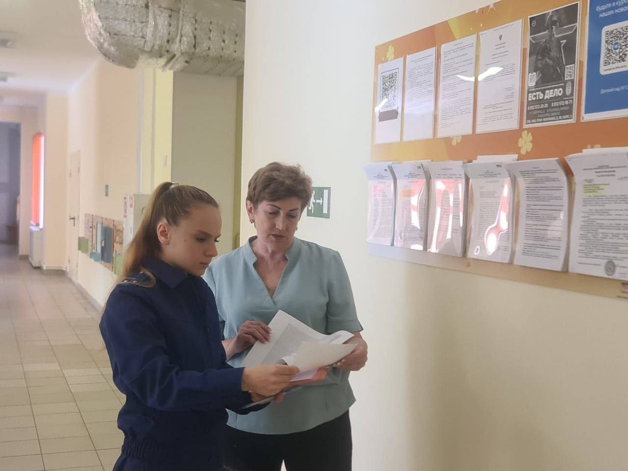4-летняя девочка получила травму на территории Сертоловского детского сада комбинированного вида № 2  Всеволожская городская прокуратура начала проверку по факту произошедшего.  По предварительным данным, во вторник, 5 августа, 4-летняя воспитанница детсада получила травму в результате падения на территории учреждения.   Ей потребовалась госпитализация.  По результатам проверки городской прокуратурой будет дана комплексная оценка работе должностных лиц образовательного учреждения, ход и результаты процессуальной проверки поставлены на контроль.    Online47 — Всё о Ленобласти и не только