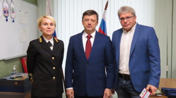 В Североморском ТУ Росрыболовства назначили нового руководителя В понедельник, 7 июля 2025 года в Североморском территориальном управлении Росрыболовства прошло назначение нового руководителя. Им стала Анна Шулаева. В пресс-службе учреждения рассказали о 16-летнем опыте работы Анны Шулаевой. Она начинала с рядового сотрудника до представителя Федерального агентства по рыболовству в Королевстве Норвегия. Её представил коллективу замглавы Росрыболовства Михаил Иваник. Кроме того, в день назначения руководителя сотрудникам вручили ведомственные награды в преддверии Дня рыбака. Фото: Североморское ТУ Росрыболовства