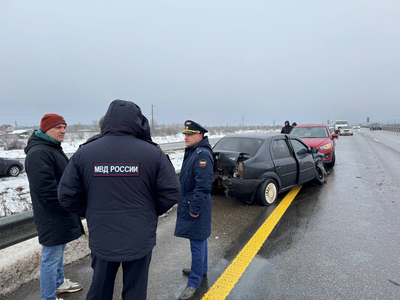 Прокуратура г Горячий Ключ организовала проверку по факту массового ДТП Сегодня 26 января на автомагистрали М 4 ДОН в районе хут Молькино произошло массовое дорожно транспортное происшествие с участием 20 автомобилей В результате ДТП 5 человек в числе которых водители и пассажиры транспортных средств доставлены в городскую больницу г Горячий Ключ Предварительной причиной ДТП явились неблагоприятные погодные условия По фактам произошедшего прокуратурой города организовано проведение соответствующих проверочных мероприятий в том числе с выездом на место в рамках которых будет дана оценка соблюдению законности при осуществлении деятельности по содержанию автомобильной дороги Также поставлен на контроль ход и результаты процессуальной проверки проводимой сотрудниками полиции