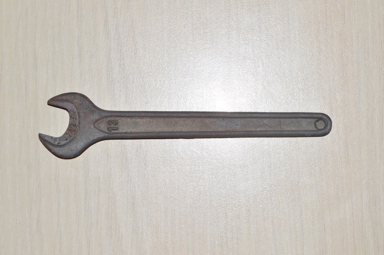 С гаечным ключом нападали на закладчиков участники ОПГ в Хабаровске 31 летняя девушка и два парня в возрасте 17 и 20 лет находили в безлюдных местах молодых людей задействованных в незаконном обороте наркотиков избивали их гаечным ключом и резиновой палкой а после похищали у них деньги С декабря 2024 года по январь 2025 года жертвами организованной группы стали 5 граждан общий размер причиненного им ущерба превысил 44 тысячи рублей Возбуждено уголовное дело   Будь в курсе событий везде ОК VK MAX