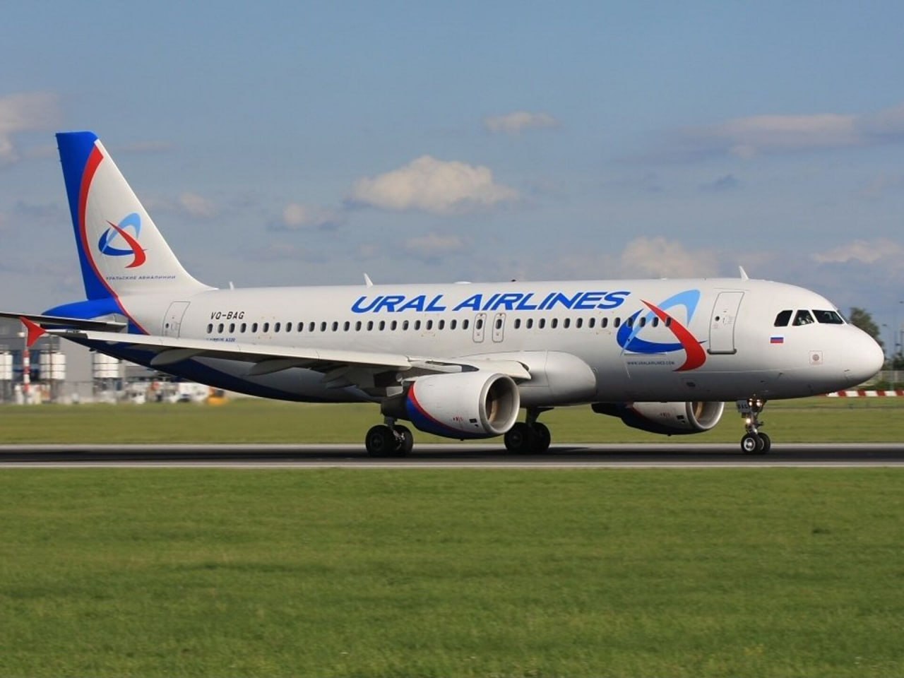 Уральские авиалинии возобновят рейсы из Екатеринбурга в Харбин С 29 марта авиакомпания Уральские авиалинии возобновит прямые перелеты из Екатеринбурга в Харбин провинция Хэйлунцзян Они будут выполняться два раза в неделю по четвергам и воскресеньям обратно по понедельникам и пятницам Время в пути в одну сторону составит около шести часов В 2025 году было выполнено несколько рейсов из Екатеринбурга в Харбин но сейчас открывается регулярное сообщение Как пояснил перевозчик решение возобновить полеты принято на фоне высокого спроса который увеличился после отмены визового режима В январе Уральские авиалинии увеличили частоту рейсов между Екатеринбургом и Пекином до шести в неделю что также обусловлено выросшим спросом   Новости Китая ЭКД