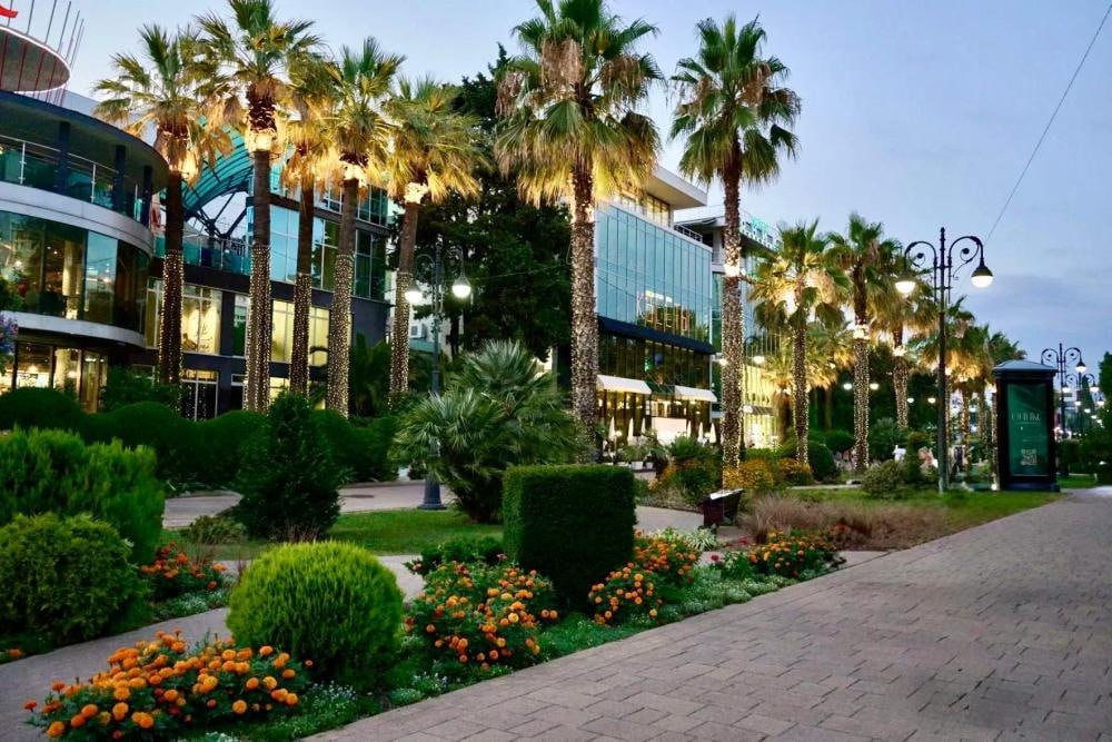 Самой дорогой торговой улицей в регионах России по состоянию на конец декабря 2025 года стала Навагинская улица в Сочи Здесь ставки аренды за самые привлекательные локации достигают 100 тыс руб за 1 кв м в год а в среднем помещение можно снять за 58 тыс руб за 1 кв м в год Сочи в этом рейтинге учитывается впервые а Москва и Санкт Петербург в нем традиционно не участвуют Согласно аналитике второе место занимает проспект Ямашева в Казани Снять торговое помещение на этой улице можно в среднем за 40 7 тыс руб за 1 кв м в год Третье место заняла Красная улица в Краснодаре где средняя ставка аренды коммерческих помещений на конец уходящего года составляет 34 тыс руб за 1 кв м В топ 5 самых дорогих торговых улиц также вошли улица Цюрупы в Уфе со средней ставкой аренды 33 тыс руб за 1 кв м в год и Красный проспект в Новосибирске со средней ставкой аренды 32 9 тыс руб за 1 кв м в год