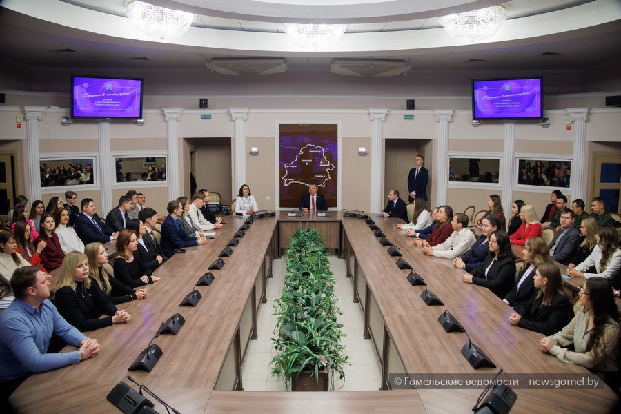 В Гомеле молодые учёные встретились с губернатором Молодые учёные встретились с председателем Гомельского облисполкома Иваном Крупко за круглым столом чтобы обменяться мнениями о практическом воплощении перспективных идей