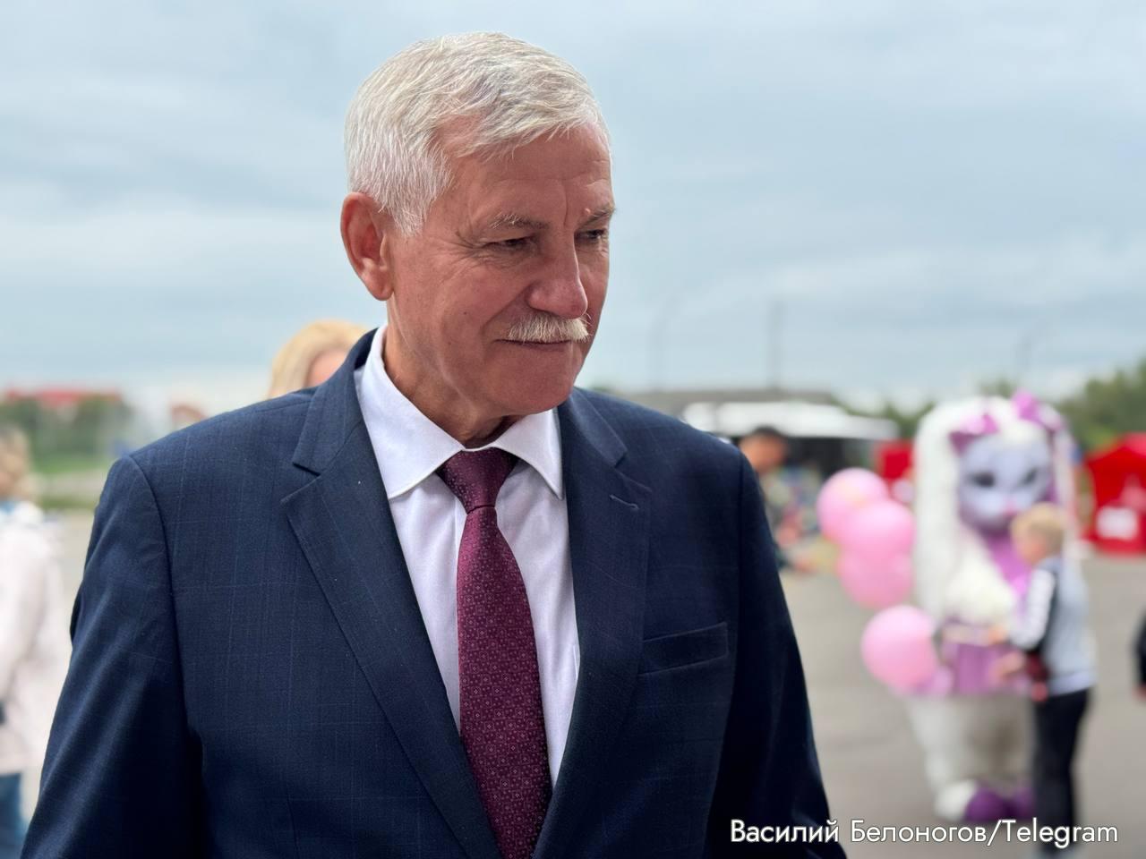 В хакасском Черногорске после поражения на выборах из Единой России исключили главу городского отделения Он поддержал самовыдвиженца вместо единоросса Об исключении из партии экс мэра 75 тысячного Черногорска Василия Белоногова 12 ноября сообщила пресс служба регионального отделения Там заявили что Белоногов нарушил устав партии но не уточнили как именно Белоногова на заседание президиума регионального политсовета где принималось решение не пригласили Его также не предупредили об исключении рассказал поддерживающий коммунистов канал Свободная Хакасия Единороссы в сентябре 2025 года проиграли выборы мэра Черногорска Возглавлявший город 16 лет Белоногов не стал баллотироваться и поддержал кандидатуру депутата горсовета Руслана Поповича который приостановил членство в Единой России и пошел на выборы самовыдвиженцем В итоге мэром стала коммунистка Елена Гопина набравшая 29 2 голосов кандидат от Единой России Вячеслав Финогенов занял второе место 27 56 а Руслан Попович пятое 10 36 Хакасия