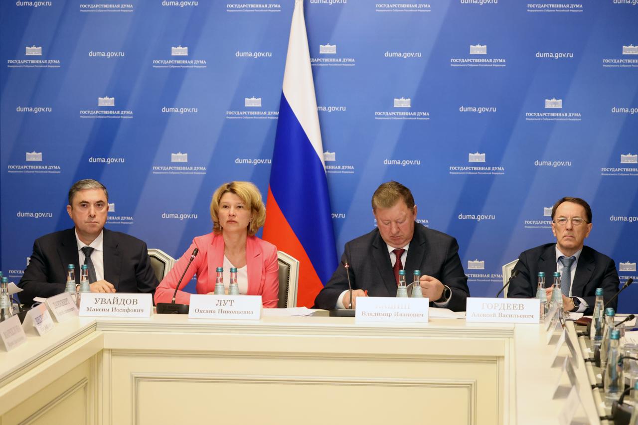 Глава Минсельхоза о реализации нацпроекта Технологическое обеспечение продовольственной безопасности По итогам 2025 года самообеспеченность семенами основных сельхозкультур увеличилась до 70 Особенно заметный прирост по подсолнечнику сахарной свекле и кукурузе В сфере генетики животных создается агробиотехнопарк в Татарстане который будет решать задачу по повышению продуктивности и эффективности работы хозяйств Проводятся молекулярно генетические исследования КРС для создания базы данных для оценки племенной ценности животных Производство отечественных вакцин в прошлом году для животных выросло на 70 к базовому 2023 году а обеспеченность вакцинами и ветпрепаратами в 1 5 раза Реализуются проекты по выпуску заквасок для кисломолочной продукции и лимонной кислоты кормовых ферментов и аминокислот Разработаны технологии производства биотехнологической продукции замороженных заквасок и кормового фермента липазы Ведется работа по созданию новых видов сельхозтехники Растет доля российских и белорусских тракторов и комбайнов а также отечественного оборудования для пищевой и перерабатывающей промышленности По всей стране открыто 1000 агротехклассов в которых обучаются 16 тысяч школьников В 2026 году число таких классов планируется удвоить 1000 учителей агротехклассов и специалистов привлеченных к реализации ключевых проектов в АПК получают стимулирующие выплаты Для преподавателей и научных сотрудников построено и приобретено 12 тысяч квадратных метров жилья   Минсельхоз России в MAX