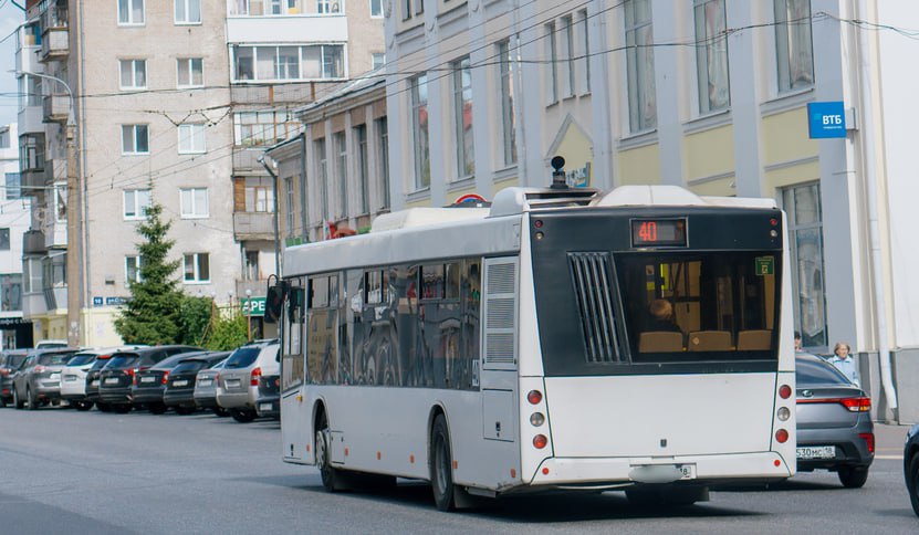 Новые автобусы Удмуртия по льготному лизингу получит 70 автобусов из которых 50 придут на смену ижевским троллейбусам 50современных автобусов большого класса заменят на ижевских маршрутах отслужившие свой срок троллейбусы Еще 12 автобусов среднего класса и 8 малого предназначены для районов республики сообщил в своем телеграм канале депутат Госдумы России Олег Гарин Напомним ранее сообщалось что 50 автобусов выйдут на три троллейбусных маршрута МУП ИжГЭТ izhlife ru Ижевск Удмуртия