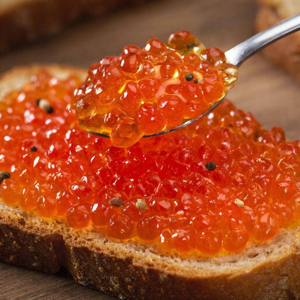 Россиянам назвали безопасную порцию красной икры Как сообщает Газета Ru безопасная порция этого продукта для взрослого человека составляет 20 30 граммов в день примерно одну столовую ложку Несмотря на высокую пищевую ценность икра содержит большое количество соли что может приводить к задержке жидкости отёкам и повышению артериального давления Кому стоит ограничить или исключить икру людям с гипертонией заболеваниями почек и сердца подагрой и нарушением обмена мочевой кислоты мочекаменной и желчнокаменной болезнью циррозом печени хроническим панкреатитом беременным женщинам с особой осторожностью Основные риски при употреблении икры избыток соли натрия пурины повышающие уровень мочевой кислоты холестерин возможное содержание тяжёлых металлов гистамины и консерванты способные вызывать псевдоаллергические реакции Как снизить вред сочетать икру с цельнозерновым хлебом или хлебцами добавлять ломтики лимона избегать жирных соусов сыров и сливочного масла не сочетать икру с алкоголем из за высокой нагрузки на сердце и почки Даже при выборе более полезных альтернатив главное правило остаётся неизменным умеренность Астрахань 24 в МАХ