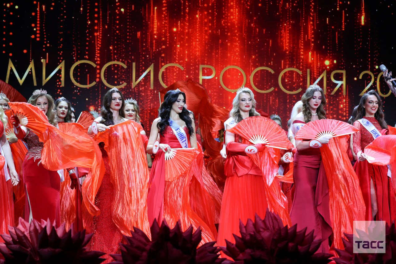 "Миссис Россия — 2025" стала 37-летняя Екатерина Семенова из Магнитогорска, передает корреспондент ТАСС.  Фото: Арина Антонова/Павел Селезнев/ТАСС     / Москва
