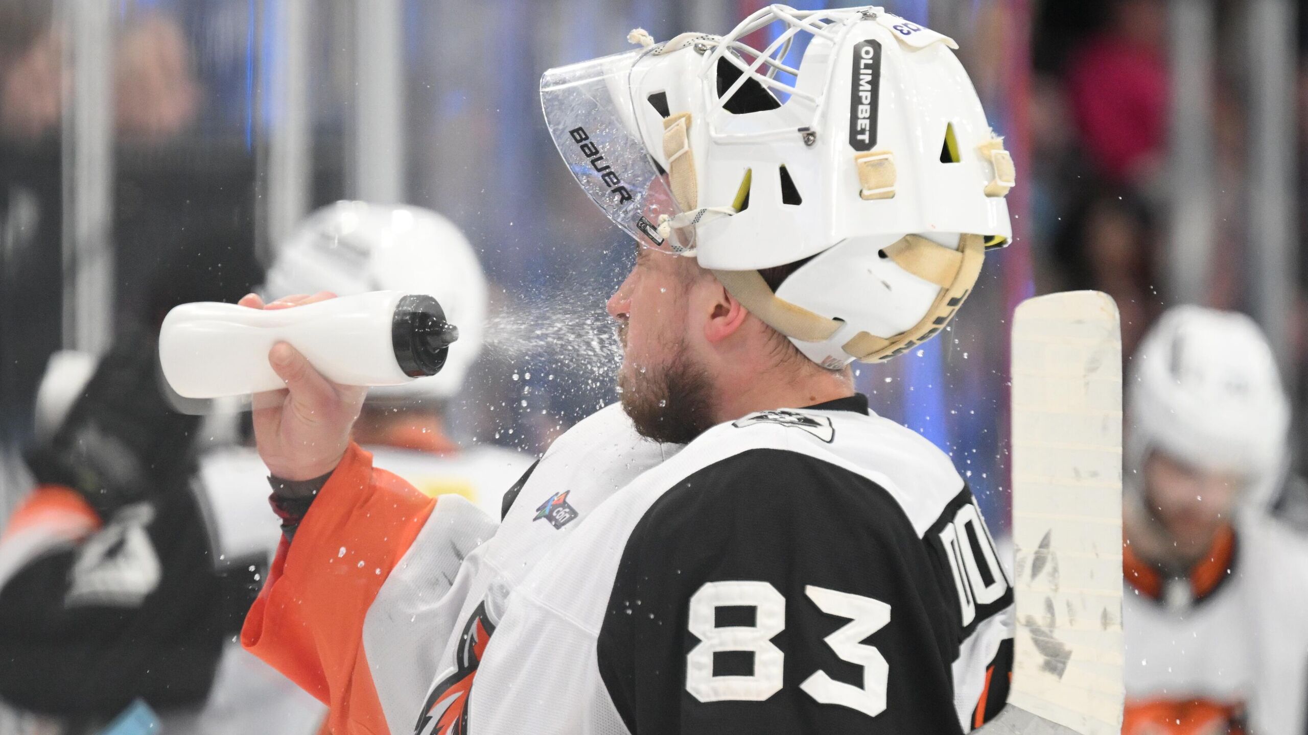 Магнитогорский Металлург обыграл хабаровский Амур в матче регулярного чемпионата Континентальной хоккейной лиги КХЛ Встреча которая прошла в субботу в Магнитогорске завершилась в пользу хозяев со счетом 4 2 1 1 0 0 3 1 У победителей шайбы забросили Люк Джонсон 8 я минута Никита Михайлис 42 Роман Канцеров 44 и Дерек Барак 52 Авторами голов гостей стали Ярослав Лихачев 20 и Евгений Грачев 58 Металлург набрал 79 очков и продолжает лидировать в таблице Восточной конференции где потерпевший восьмое поражение подряд Амур 39 очков идет девятым В следующем матче магнитогорская команда 27 января примет челябинский Трактор а хабаровчане днем ранее на выезде сыграют с екатеринбургским Автомобилистом В другом матче Трактор на своем льду нанес владивостокскому Адмиралу восьмое поражение подряд 3 1