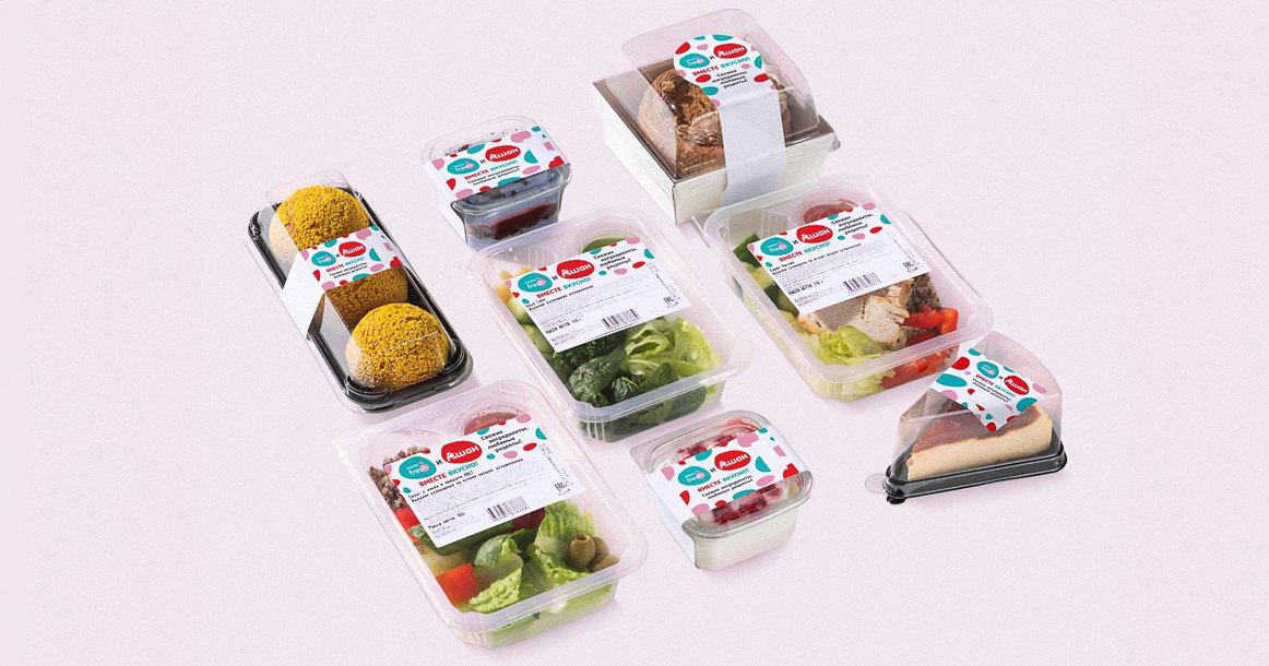 Ozon fresh и «Ашан» запустили совместный бренд готовой еды Принято считать, что офлайн и онлайн конкурируют друг с другом за покупателей. Но вот Ozon fresh и «Ашан» внезапно решили объединиться. Представители сетей утверждают, что это первая подобная коллаборация на рынке продуктового ритейла. У нового бренда нет отдельного названия — на упаковках просто красуются логотипы обеих компаний и лозунг «Вместе вкусно!» интересно, а по отдельности тогда как? . Позиции уже доступны в 46 магазинах «Ашан» в Москве, как гипермаркетах, так и супермаркетах в специальных брендированных зонах . Их можно заказать и на платформе Ozon fresh. Ассортимент довольно разнообразный: салаты, вторые блюда, омлеты, сэндвичи и десерты пирожные и бенто-торты . При желании можно собрать хоть рацион на день. На завтрак, допустим, омлет с докторской и горошком, на обед — картофельная запеканка с куриным филе, на ужин — салат с киноа и овощами. И «Сан-Себастьян» на сладкое.