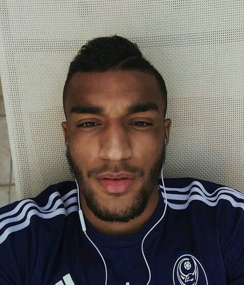 В подмосковном Звенигороде расстреляли футболиста Лайонела Адамса На Адамса напали 10 человек сначала между ними был словесный конфликт а потом один из парней достал травматический пистолет пишет Mash 31 летнего футболиста госпитализировали с рваными ранами губ и огнестрельным ранением Полиция начала проверку Лайонел Адамс воспитанник ЦСКА он выступал за сборную России Сейчас он играет за клуб Алга из Бишкека Отец футболиста нигериец мать русская Подписаться на MSK1 Подарить буст