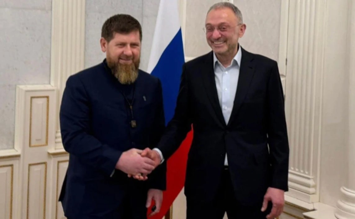 Глава Чечни Рамзан Кадыров опроверг слова главного муфтия Равиля Гайнутдина о том что глава Чечни помирился с сенатором от Дагестана Сулейманом Керимовым в Кремле после приглашения президента России Владимира Путина Чеченский лидер рассказал о недопонимании с сенатором которое разрешилось после мужского разговора Кадыров заявил что с Керимовым его связывают деловые и дружеские отношения однако имело место и некое недопонимание Меня никто не заставлял и не вызывал для этого в Кремль Да и вообще мне достаточно просто знать мнение Владимира Владимировича Путина чтобы принять решение безотлагательно добавил Кадыров Фото Kadyrov 95 Telegram РБК в Telegram и MAX