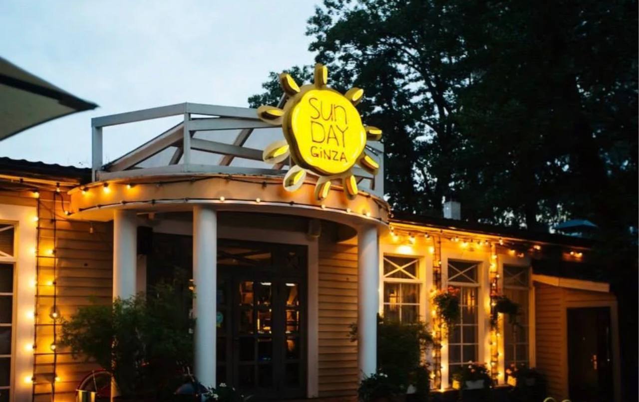 В январе 2026 года пройдёт ещё один суд по ресторану Ginza с компании будут взыскивать штрафы на сумму около полумиллиона сообщили в комитете имущественных отношений Петербурга Ресторан Sunday Ginza нарушил договорные отношения Изначально участок предназначался для объектов физической культуры и спорта однако фактически там разместили ресторанный бизнес подчеркнули в КИО Заведение расположено на Южной дороге участок 15 в Петроградском районе Ресторанный комплекс занимает земельный участок площадью 5672 м2 КИО Подписаться на DP RU