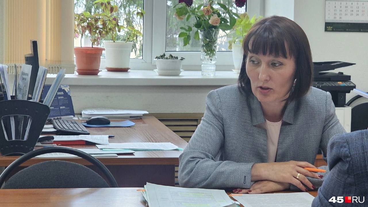 В Кургане пять школ отремонтировали почти за полмиллиарда рублей Кто в числе счастливчиков 39 детских садов 35 школ и 15 учреждений дополнительного образования готовы к новому учебному году Об этом сообщила начальник управления образования департамента по социальной политики Венера Быкова Отремонтировали здания школ 5 56 22 и гимназии 31 а также мастерские в школе 44 На работы потратили 485 млн рублей из федерального областного и муниципального бюджетов В следующем году капитальный ремонт запланирован в 10 образовательных учреждениях города