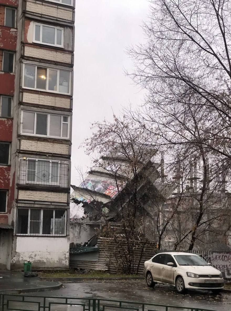 При разборе долгостроя на Мельникайте обломки рухнули на соседнее здание Крупные куски конструкции повредили крышу но обошлось без пострадавших Очевидцы рассказали что в момент обрушения люди рядом сильно испугались Подписаться Предложка Чат