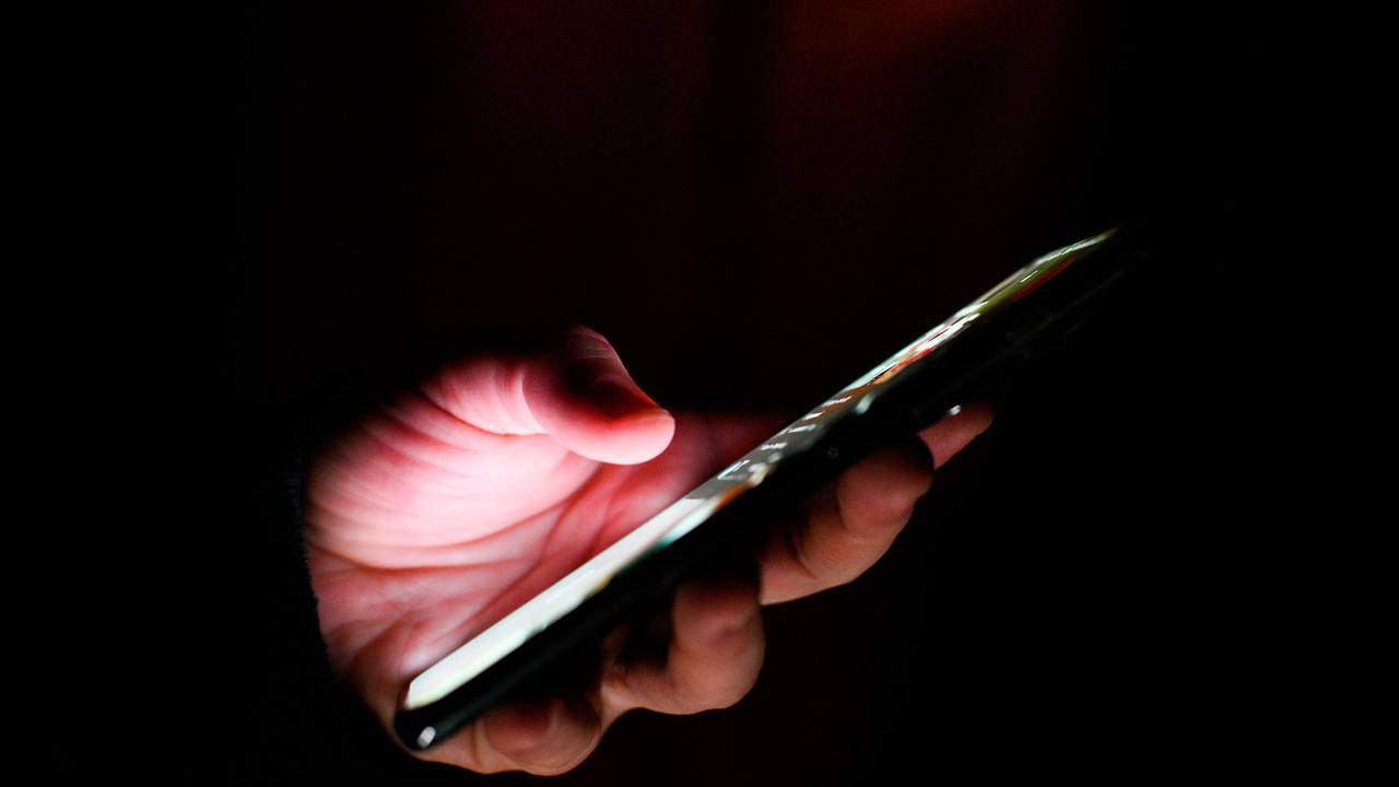 В Хабаровском крае у вдовы бойца спецоперации мошенники выманили более 3 млн рублей По информации РГ злоумышленники вынудили 19 летнюю жительницу Советской Гавани перевести большую часть выплаты за гибель мужа на СВО За 2 5 миллиона девушка приобрела квартиру остальные средства которые изначально положила на банковский счет в результате давления и запугивания со стороны аферистов потерпевшая перевела третьим лицам Как сообщили в региональном УМВД общий ущерб составил 3 миллиона 337 тысяч рублей Правоохранители возбудили уголовное дело по части 4 статьи 159 УК РФ Мошенничество Эксперт проекта Народного фронта За права заемщиков и платформы Мошеловка moshelovka Галактион Кучава в эфире программы Разное время рассказал с какими схемами мошенников чаще всего сталкиваются семьи бойцов В первую очередь мошенники спекулируют на выплаты семьям особенно которые потеряли к сожалению своих близких Первая мошенническая группа обращается к семьям погибших раненых или пропавших без вести рассказывает как получить определенные выплаты и как сделать это быстрее Практически рядом стоит следующая схема пропавший без вести Мошенники заявляют что знают где находится боец что он в плену и к сожалению даже дипфейки создают по фотографиям с помощью искусственного интеллекта Злоумышленники постоянно создают напряжение и оказывают колоссальное моральное давление К сожалению человек который находится в состоянии неопределенности конечно доверяет последней надежде и тут же мошенники начинают его раскручивать Естественно такие схемы проходят где то в тени правоохранительных органов и иных структур Мы как эксперты работаем также в сервисе фрод рулетка на нас переводят звонки мошенников и мы с ними общаемся Мы каждый день слышим их голос и я удивляюсь как люди не могут отличить их ведь у них есть определенный говор 99 мошенников говорят так как говорят на территории сопредельного государства Я не понимаю почему у людей критическое мышление отключается в такие моменты ведь это режет слух Слушать Подписывайтесь на Радио России в Телеграм MAX и скачивайте официальное приложение Радио России