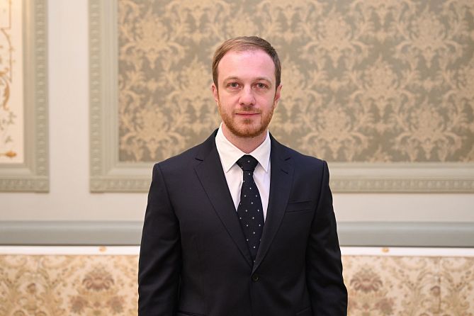 Комитет по развитию туризма Казани возглавил Александр Шавлиашвили Новый руководитель начинал карьеру в Санкт Петербурге работал в международных ресторанных проектах и крупных спортивных событиях а с 2018 года является учредителем и управляющим партнером группы компаний АГНА в которую входят Василеостровский Московский и Мальцевский рынки Теперь он будет отвечать за развитие туристической отрасли города entermedia io news aleksandr shavliashvili naznachen rukovoditelem komiteta po razvitiyu turizma kazani