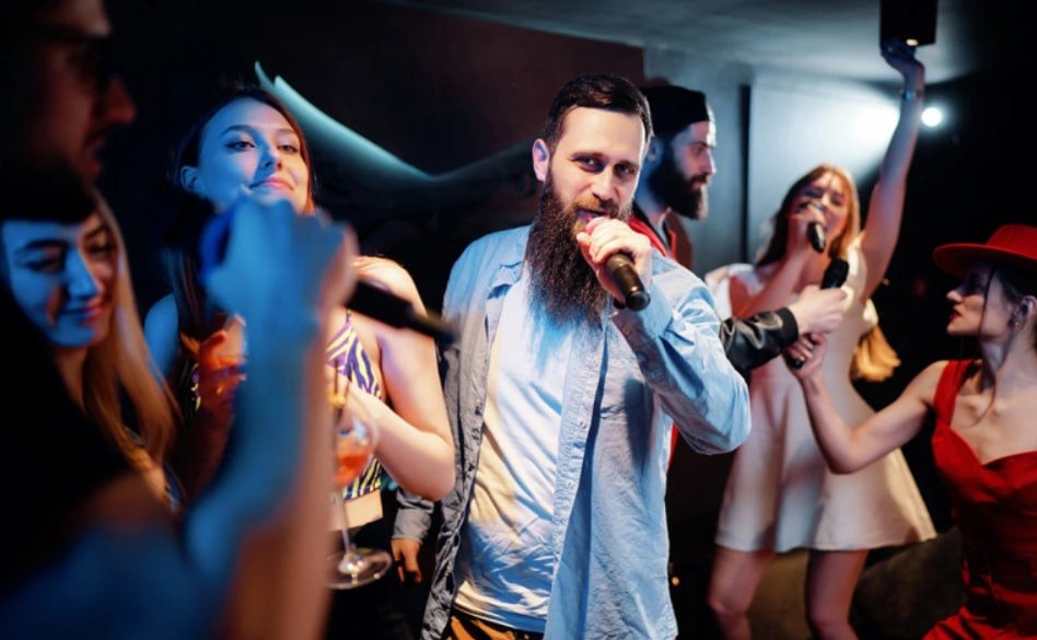 В российских городах миллионниках стало меньше кафе и баров с караоке подсчитали в 2ГИС по запросу РБК Им на смену стали приходить караоке боксы стационарные автоматы для индивидуального пения Но даже с учетом таких автоматов рынок в целом демонстрирует отрицательную динамику Часть опрошенных РБК представителей караоке соглашаются с тем что и посещаемость таких заведений падает Одни связывают это с общим финансовым состоянием людей другие со снижением популярности культуры ночной жизни Спрос на караоке боксы обеспечивает в основном молодое поколение там можно недорого и демократично петь не смущаясь ехидных замечаний профессионалов или быстро записать контент для соцсетей Фото kudla Shutterstock РБК в Telegram и MAX