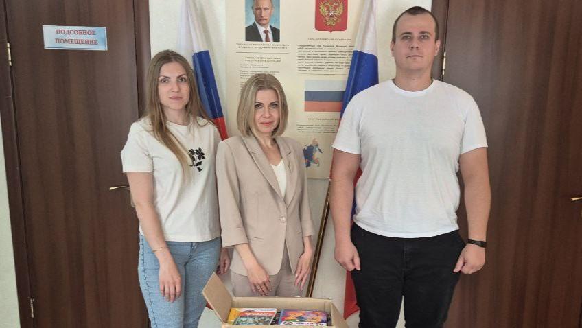Рязанцы окажут помощь ясли-саду «Ивушка» в Геническе Представители региона-шефа Рязанской области посетили Генический ясли-сад «Ивушка» и пообщались с его руководителем Натальей Вивтаник. Садик работает бесперебойно, регулярно проводит открытые занятия, вывозит детей на экскурсии. В штате работают опытные педагоги. Рязанцы пообщались с коллективом и выяснили, какие есть потребности у учреждения. Речь шла о гуманитарной поддержке, обучениях, совместных мероприятиях для детей, повышении квалификации сотрудников. Все пожелания педагогов и руководства садика взяли в работу – их постараются исполнить. Также рязанцы передали в учреждение канцелярию, книги, игрушки и государственную символику. Директор садика поблагодарила шефов за оказываемую поддержку.