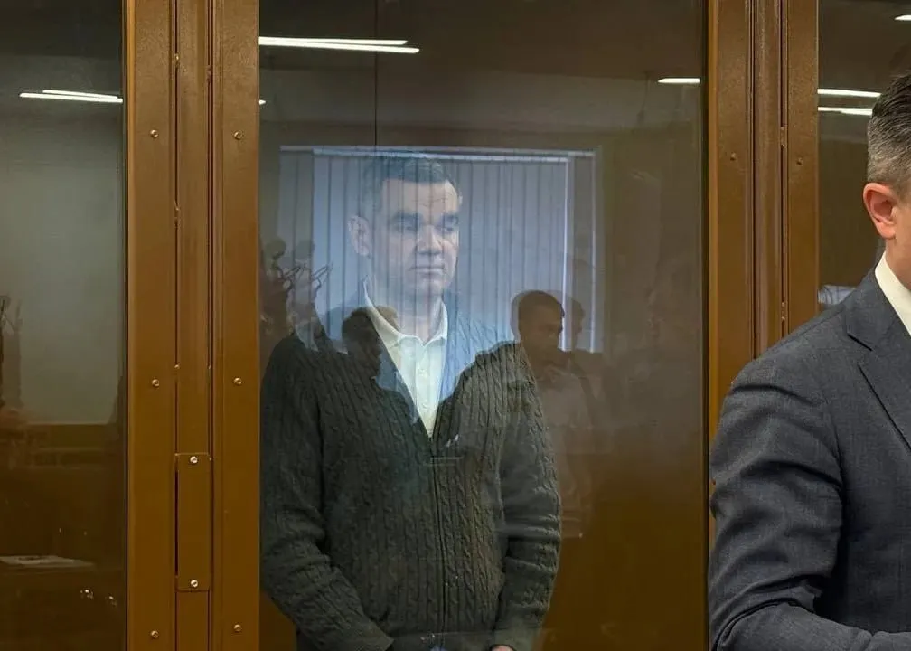 Никулинский суд Москвы приговорил экс совладельца лизинговых компаний Трансфин М и СГ Транс Алексея Тайчера к 11 годам колонии общего режима со штрафом в размере 2 млн руб Об этом сообщает корреспондент РБК из зала суда Бизнесмена признали виновным по трем эпизодам мошенничества в особо крупном размере Суд также постановил признать за потерпевшими право на взыскание с Тайчера и других фигурантов уголовного дела ущерба почти на 1 2 млрд руб и передать исковые заявления на разрешение в порядке гражданского судопроизводства Дело против Тайчера было возбуждено в июне 2024 года Фото Денис Пантелеев РБК  Канал РБК в MAX  Приложение РБК для iOS и Android