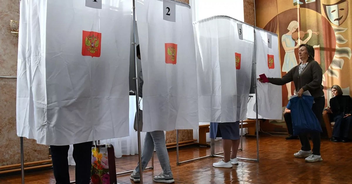 В Краснодарском крае могут провести придомовое голосование на осенних выборах  Центральная избирательная комиссия  ЦИК  РФ приняла решение предоставить Краснодарскому краю возможность организации голосования на придомовых территориях и территориях общего пользования в рамках предстоящих выборов в сентябре.  Такое решение принято в целях обеспечения безопасности граждан во время голосования. Решение о проведении такого голосования будут принимать региональные избиркомы в зависимости от текущей ситуации. Заместитель председателя ЦИК РФ Николай Булаев отметил, что территория Краснодарского края находится в зоне повышенного внимания и риска.   Евгений Епанчинцев / РИА Новости    Связь с редакцией:     Подписаться на «Утренний Юг»