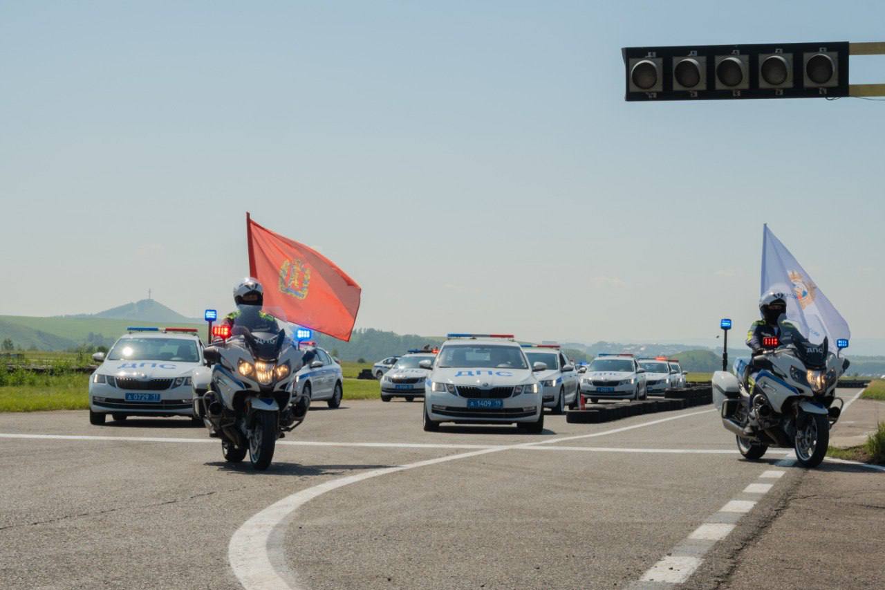 В Красноярском крае завершились гонки экипажей дорожно-патрульной службы со всего Сибирского федерального округа Старт кольцевым автогонкам дал начальник Главного управления МВД России по Красноярскому краю генерал-майор полиции Александр Соловьёв и начальник управления Губернатора Красноярского края по безопасности Александр Иванов. Большой праздник посвящен 89-й годовщине со дня образования Госавтоинспекции России и традиционно прошел на гоночной трассе «Красное кольцо» в Емельяновском районе. Еще до начала соревнований для гостей развернулись выставочные, интерактивные и игровые площадки, объединившие все службы полиции. Зрители смогли проникнуться историческим настроением, пройдя по музейным локациям с ретроформой и техникой прошлых лет, а также увидеть самые последние новинки, стоящие на вооружении полиции в наши дни. В этом году в Красноярский край прибыли участники из 9 регионов Сибирского федерального округа. Впервые за всю историю соревнований гонщикам предстояло сначала на скорость пробежать дистанцию в 30 метров, после чего сесть в автомобиль, надеть защитный шлем, пристегнуться и только после этого следовать по гоночному треку. Стартовые заезды чередовались с шоу-программой, которую представили региональные творческие коллективы, вокальный ансамбль ГУ МВД по Красноярскому краю «Голоса Енисея», профессиональные авто- и мотоспортсмены. В напряженной борьбе третье место занял сотрудник Госавтоинспекции из МВД России по Республике Хакасия Максим Колегов. «Серебро» завоевал наш земляк – Константин Вовняк. На первую строчку пьедестала поднялся также госавтоинспектор из Хакасии – Григорий Золотухин. Среди зрителей, которые на протяжении состязаний поддерживали участников громкими аплодисментами и одобрительными призывами, состоялся розыгрыш сертификатов и ценных подарков, которые помогут сделать безопаснее участие каждого в дорожном движении. В общей сложности мероприятие посетили порядка 8,5 тысяч гостей. ГУ МВД России по Красноярскому краю