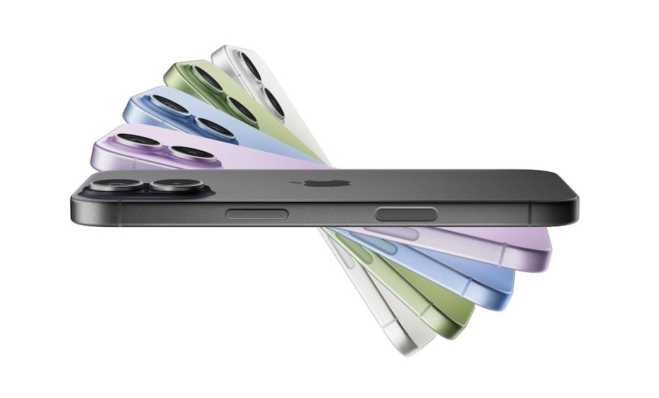 iPhone 17 может подорожать уже в январе и российские законы тут ни при чем Стоимость чипов оперативной памяти DRAM для всей линейки iPhone 17 взлетела с 25 29 сразу до 70 за штуку то есть скачок цены составил порядка 230 У Apple заключены контракты SK Hynix и Samsung на поставку ОЗУ по прежним ценам но он истекает уже в январе 2026 года Это значит что уже вышедшие и продаваемые смартфоны резко станут дороже в производстве Инсайдеры пишут что Apple готовит контрмеры но в чем они заключаются пока загадка Самым очевидным вариантом будет простое увеличение официальной стоимости iPhone 17 с января 2026 года Однако для компании это будет довольно рискованный шаг повышать цену прямо посередине цикла продаж это нестандартное решение Возможно Apple возьмет эти издержки на себя а в сентябре компенсирует их ценником на iPhone 18 Pro и iPhone Fold iguides