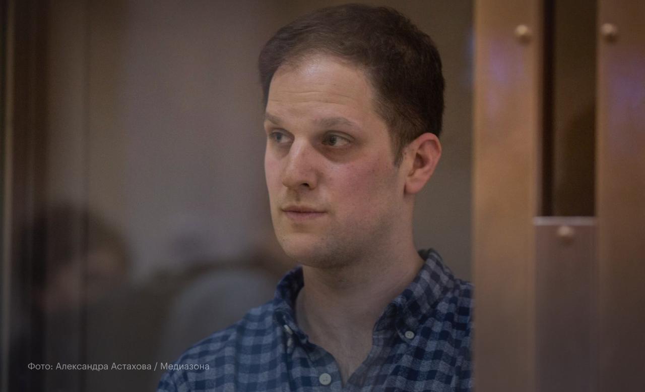 Павел Сергиеня активист профсоюза провокатор ФСБ и фигурант сразу двух политических процессов В июле прошлого года журналиста Wall Street Journal Эвана Гершковича много лет проработавшего в России приговорили к 16 годам колонии по делу о шпионаже Его обвинили в сборе сведений о работе Уралвагонзавода выпускающего военную технику Процесс шел в закрытом режиме но во время оглашения приговора Медиазона обратила внимание на упоминание судьей человека по фамилии Сергиеня которому нужно было вернуть вещдок телефон Речь шла об активисте независимого уральского профсоюза Солидарность Павле Сергиене который нередко давал интервью в том числе независимым изданиям о проблемах на Уралвагонзаводе Его роль в деле Гершковича оставалась неизвестной а на вопросы корреспондентов Медиазоны он отвечать не стал В августе 2024 го Гершковича обменяли и он покинул Россию А весной этого года имя Сергиени всплыло уже в другом уголовном деле против 65 летнего нижнетагильского оппозиционера Андрея Фогеля обвиняемого в попытке создания террористической организации Фогель и Сергиеня были знакомы много лет Например они вместе посещали заседания нижнетагильской ячейки движения За новый социализм Николая Платошкина Летом 2023 года по инициативе приятеля Фогель начал вести семинары о социализме Слушателями стали несколько росгвардейцев Постепенно на этих встречах стали обсуждать акции устрашения против топ менеджеров Уралвагонзавода и даже убийство начальника местной полиции Все разговоры Сергиеня записывал на диктофон и передавал ФСБ Сам он утверждал что просто испугался радикальности Фогеля и называл пенсионера зачинщиком подобных обсуждений Фогель же говорит обратное это Сергиеня заводил разговоры на опасные темы В январе прошлого года Сергиеня и один из росгвардейцев Андрей Верезубов инсценировали нападение на менеджерку завода и показали Фогелю ролик поджога автомобиля как выяснилось скачанный из интернета сотрудником ФСБ Сразу после этого пенсионера задержали Обвиняемым по делу оказался только он Сергиеня и шестеро росгвардейцев стали свидетелями обвинения Мы предполагаем что и в деле Гершковича роль Сергиени могла быть похожей Медиазона считает важным подробно рассказать об этих двух историях В одном тексте мы подробно разбираем провокацию против Фогеля и выясняем как именно действовал Сергиеня в другом собрали все что нам известно об участии профсоюзного активиста в преследовании Эвана Гершковича