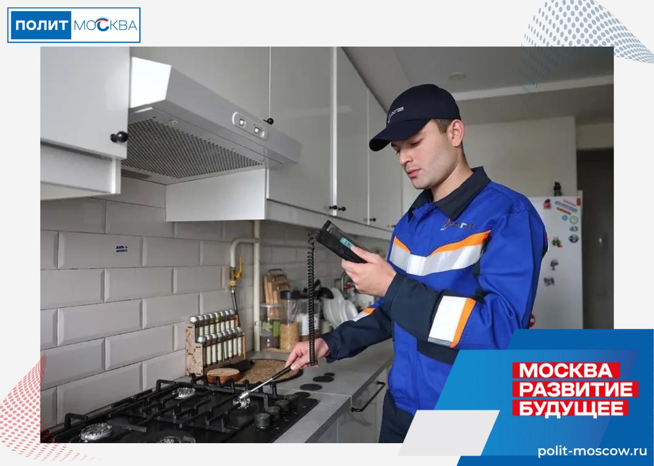 Александр Козлов Газовое оборудование требует чёткого соблюдения правил при его использовании Специалисты АО Мосгаз сообщили о самых частых нарушениях при использовании газового оборудования Это  препятствия естественному воздухообмену в газифицированном помещении вытяжки или принудительные вентиляторы в газовом канале а также полное перекрытие отверстий  закрытие или замуровывание газопровода стенами или панелями  использование газовых приборов с истекшим сроком эксплуатации  Любой из этих пунктов несёт большие риски ЧП Вопросы газовой безопасности в Москве всегда находятся на особом контроле Ежегодно профессионалы планово проверяют весь газифицированный фонд столицы На данный момент обследовано 1 6 миллиона газовых плит Всего в столице 1 8 млн газовых плит в квартирах сообщил депутат МГД Александр Козлов Добавлю что Мосгаз активно внедряет цифровые технологии которые совершенствуют процесс проверки так разработано собственно мобильное приложение для фиксации и обработки нарушений Программа в реальном времени анализирует информацию и автоматически определяет степень опасности каждого нарушения При выявлении серьезных несоответствий система подаст сигнал мастеру на экране появится предупреждение с рекомендацией об отключении квартиры стояка или всего дома от газоснабжения до устранения нарушений Это позволит оперативно реагировать на потенциально опасные ситуации и предотвращать инциденты В целях безопасности Мосгаз рекомендует  держать вентиляционный канал открытым в нём должна присутствовать тяга  газопровод и дымовыводящие трубы от газовых водонагревателей также необходимо держать открытыми  если газовые приборы отслужили своё время согласно паспорту использования необходимо их заменить Для этого жители могут обратиться в службу сервиса АО Мосгаз по телефону 7 800 700 71 04 или онлайн на официальном сайте www mos gaz ru и оставить заявку на выезд мастера ПолитМосква Подписаться