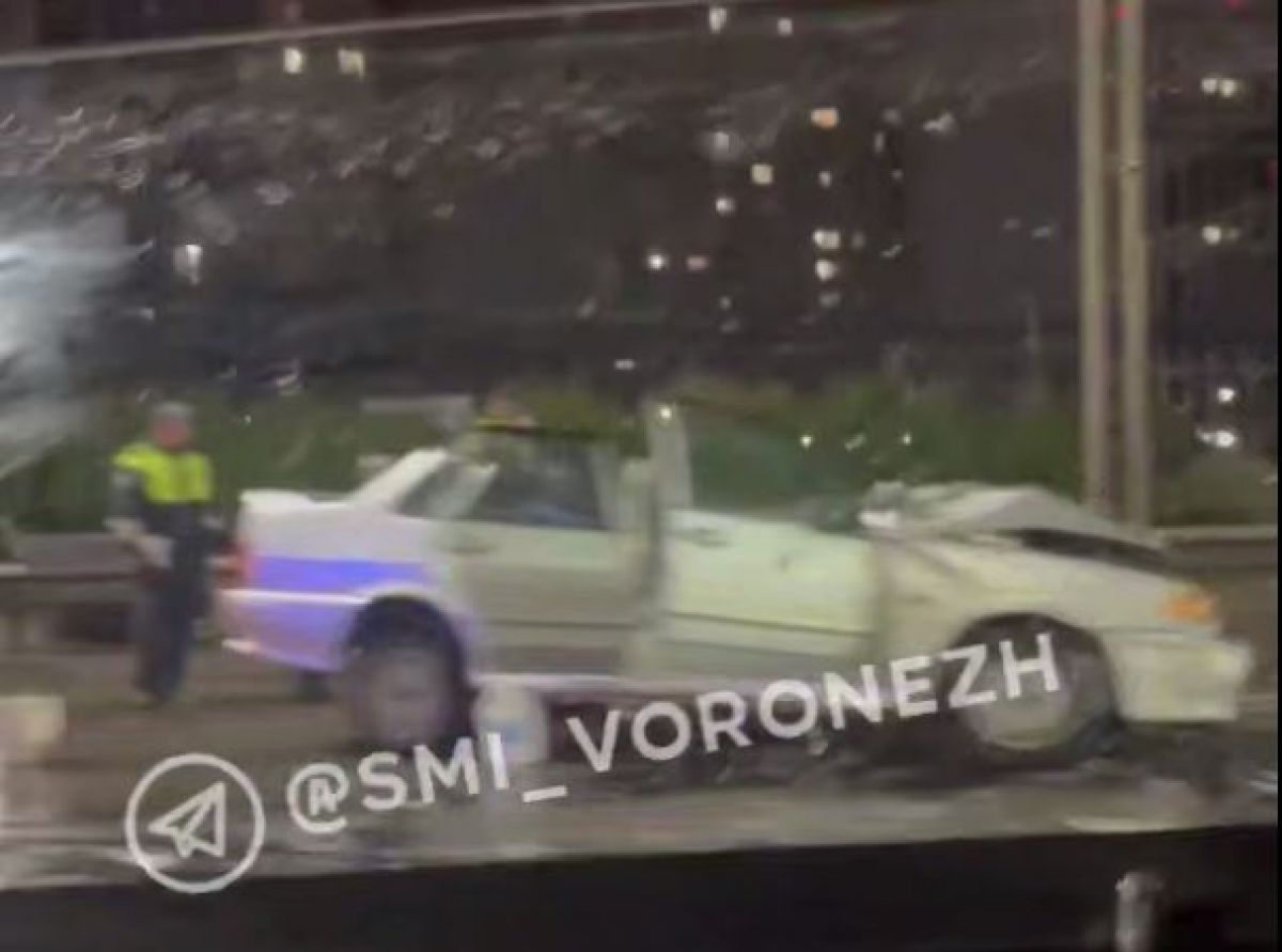 Несовершеннолетний пассажир пострадал в жутком ДТП на Антоново-Овсеенко в Воронеже Водителю и пассажиру ВАЗа потребовалась помощь медиков после аварии. Напомним, авария произошла накануне в 21:44 около дома № 35Л по улице Антоново-Овсеенко. По данным полицейских, водитель автомобиля Changan CS75 не справился с управлением и вылетел на встречку, где столкнулся с ВАЗ-2115. В результате аварии медицинская помощь потребовалась 55-летней жительнице Воронежа, которая находилась за рулем отечественного автомобиля, и ее 16-летнему пассажиру. ↗ Прислать новость Подписаться