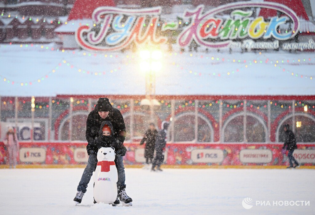 ГУМ каток на Красной площади в Москве откроется 1 декабря и будет работать до 1 марта По традиции первые 4 утренних сеанса в будни бесплатные Подписаться на РИА Новости