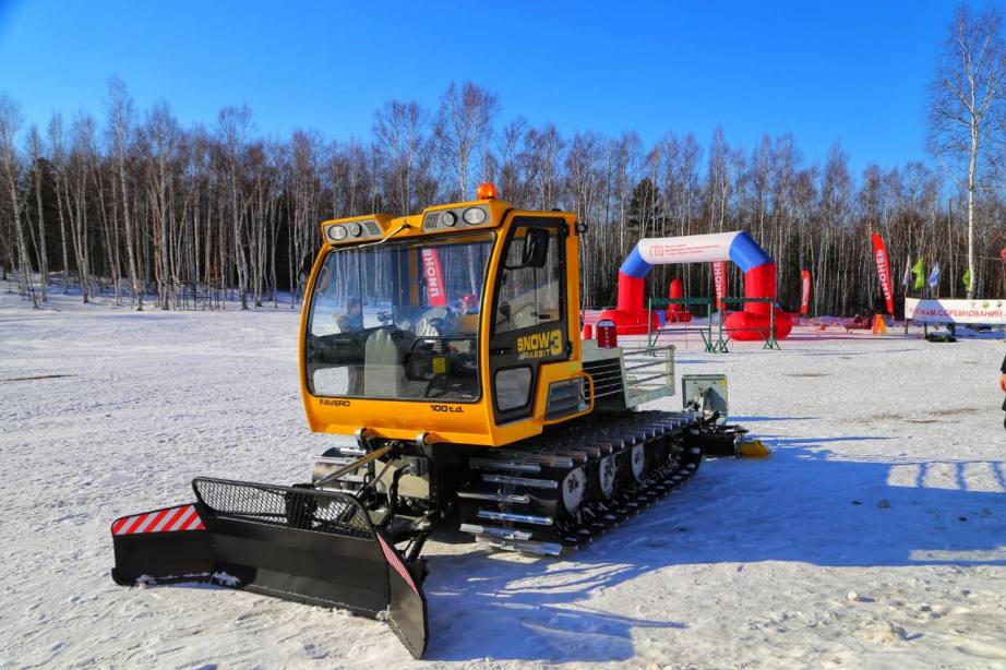 В регионе закуплено новое высотехнологичное оборудование для развития зимних видов спорта    Так, сразу две краевые хоккейные школы «Амур» и «Ерофей» получат современные ледозаливочные комбайны. Новое оборудование позволит обеспечить непрерывный тренировочный процесс, повысить уровень подготовки юных хоккеистов. Качественный лед смогут оценить и поклонники массовых катаний.     Для подготовки лыжных трасс на территории физкультурно-тренировочного комплекса «Юность» будет приобретен современный ратрак. Эта специализированная техника не только уплотняет снег, но и выравнивает все участки пути, делает поверхность идеально ровной в местах с оврагами, на буграх и в итоге улучшит условия для катания на лыжах, для всех желающих.     Напомним, что всего адресную помощь получат 26 спортивных учреждений региона. Это стало возможным благодаря договоренности губернатора края Дмитрия Демешина с премьер-министром РФ Михаилом Мишустиным во время его визита в Хабаровск.