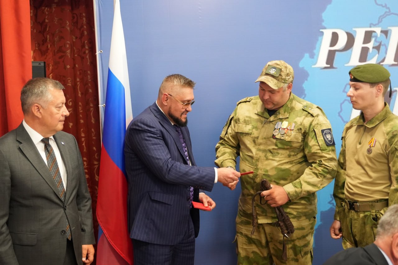 Игорь Кобзев: Трудоустройство ветеранов СВО – государственная задача номер один, наряду с помощью военнослужащим и их семьям Аппарат губернатора и правительства Иркутской области разработал законопроект, который предусматривает снижение требований к стажу при поступлении граждан на муниципальную службу. В настоящее время проект закона проходит процедуры согласования, после этого он будет внесен в Законодательное собрание Иркутской области. По поручению губернатора организована работа единого контакт-центра 8-800-200-19-91 с приоритетной линией для участников СВО. Ведется индивидуальная работа по трудоустройству и обучению вернувшихся бойцов с различными организациями. Губернатор Иркутской области поручил включить вопросы занятости ветеранов СВО в постоянную повестку еженедельного штаба при Правительстве региона. Замгубернатора Андрею Буневу поручено консолидировать работу всех участников процесса. - Вопрос занятости участников спецоперации считаю одним из приоритетных, ведь много людей сейчас возвращаются, им нужно устраиваться в мирной жизни. Трудоустройство ветеранов СВО – государственная задача номер один, наряду с помощью военнослужащим и их семьям, - подчеркнул Игорь Кобзев. irkobl.ru