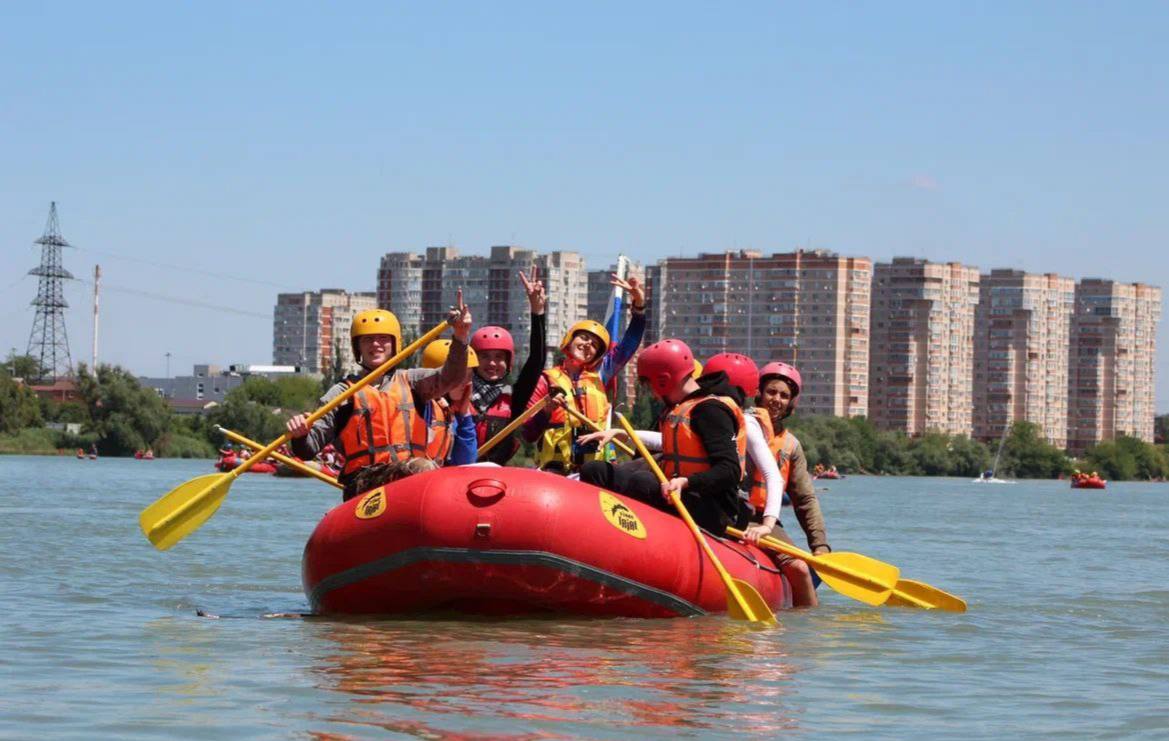 Сплав по Кубани - на воду вышли более 40 различных судов Две команды лидеров «Движения Первых» Выселковского района отпраздновали сплав, посвященный Международному дню защиты детей. Руководили группами района и сплавлялись вместе с «Первыми» главный специалист управления образования Кристина Андреева и учитель школы 15 ст. Бузиновской, Виталина Коврига. В сплаве участвовало более 250 человек из 20 муниципальных образований. Новость: Выселковское образование Власть Советов