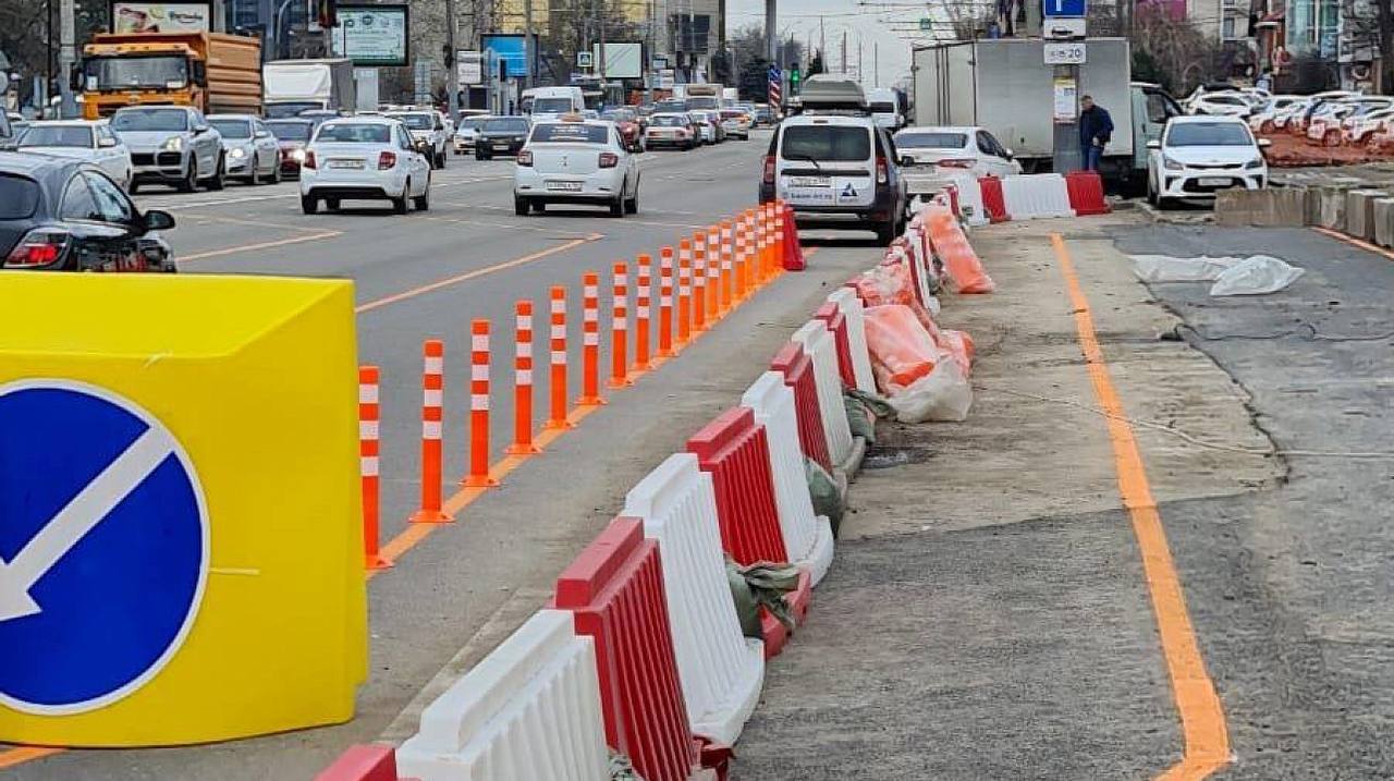 В Краснодаре за аферу при строительстве подземного перехода на скамью подсудимых отправлен генподрядчик   37-летнего местного жителя обвиняют в мошенничестве и отмывании денежных средств. Являясь директором организации, обвиняемый заключил муниципальный контракт на строительство подземного пешеходного перехода через улицу Красных Партизан. Необходимый объем работ не был выполнен в срок и из бюджета города были похищены более 93 млн руб., которыми подрядчик распорядился по своему усмотрению. Часть похищенных денег мужчина израсходовал на лизинговые платежи и погашение кредиторской задолженности своей организации.  Уголовное дело с утвержденным обвинительным заключением направлено в суд. Максимальное наказание предусматривает до 10 лет лишения свободы.  Подпишись   Кубань 2  3       Прислать новость