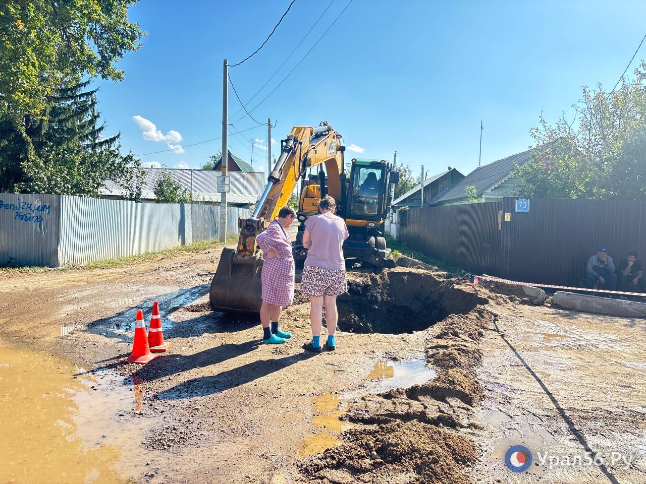 Урал56 Ру Оренбург Орск Трубу прорвало дважды за сутки Жители Берд в Оренбурге остались без воды Когда водоснабжение восстановят Жители микрорайона по улице Подурова рассказали Урал56 Ру что коммунальные службы накануне уже устраняли аварию на трубе Однако утром ситуация повторилась похоже что прорыв произошел в том же самом месте Вчера копали чинили а сегодня опять все по новой рассказывают горожане Мы уже и не удивляемся трубы старые их не заменишь Проблема с изношенными сетями для Берд не нова Каждый новый порыв оборачивается отключениями а жители остаются без воды Люди опасаются что такие аварии будут происходить все чаще если не начать капитально менять коммуникации Ситуацию Урал56 Ру прокомментировали в водоканале Специалисты Росводоканал Оренбург устраняют повреждение на подробнее на канале Урал56 Ру Оренбург Орск