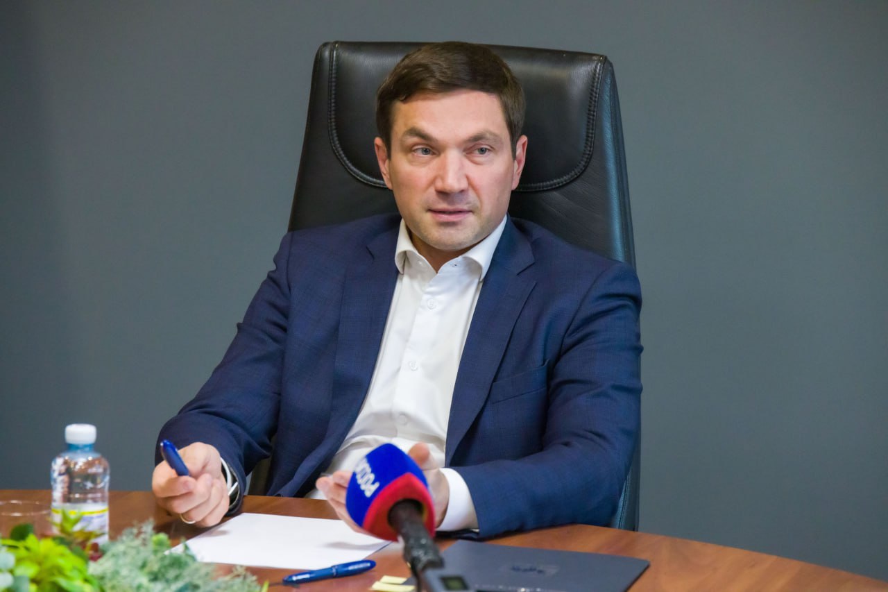 Алексей Лошкин поручил сохранить идентичность немецкого квартала Глава Челябинска поделился впечатлениями после прямой линии с губернатором В этом году она прошла в новом формате Алексей Лошкин назвал его максимально удобным для жителей Значимость прямого диалога для челябинцев и руководства города мэр оценил в своем телеграм канале Для нас прямая линия сигнал уделить более пристальное внимание отдельным вопросам горожан и оперативно запустить их в работу прокомментировал Алексей Лошкин Глава Челябинска особо отметил возможность услышать идейные установки от губернатора в контексте живой беседы Речь в частности шла о сохранении идентичности знаменитого немецкого квартала при реновации Уже дал соответствующее поручение комитету по управлению имуществом и земельным отношениям Буду держать выполнение этой задачи на контроле пообещал глава города Подписаться на vecherchel   Голосовать за канал