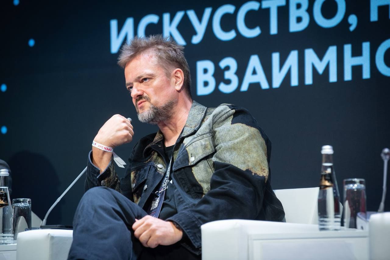 ННГУ разработал нейросеть для раннего обнаружения пожаров с видеокамер, интегрированную в облако квантовых вычислений QBoard   С этой темой мы вошли в отчёт Российского квантового центра, который представили на Международной школе по квантовым технологиям  ISQT-2025  в Москве. В мероприятии участвовали 30 студентов и аспирантов России, Китая и стран СНГ.  "Три постерных доклада ННГУ были посвящены новым методам контроля сверхпроводниковых кубитов и квантовому машинному обучению, в частности, разработке гибридных квантово-классических нейросетей для анализа снимков мозга. Особо впечатлила участников экскурсия в лабораторию искусственных квантовых систем и работа на отечественном сверхпроводниковом квантовом компьютере", — поделилась зав. лабораторией теории наноструктур НИФТИ Марина Бастракова на своей странице Вконтакте.  Говорили о влиянии квантовых технологий на общество и роли культуры в научном творчестве.