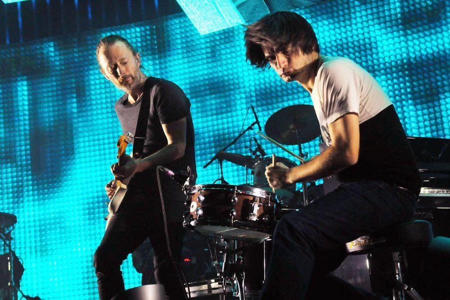 Группа Radiohead анонсировала свой новый тур который станет первым за семь лет Выступления состоятся в ноябре декабре 2025 года в Лондоне Копенгагене Мадриде Берлине и Болонье по несколько в каждом из городов Всего группа даст 20 концертов Как рассказал барабанщик коллектива Филип Селвей в прошлом году Radiohead собирались вместе чтобы порепетировать просто так После семилетнего перерыва было очень здорово снова сыграть эти песни и восстановить связь с музыкальной идентичностью которая глубоко засела в каждом из нас пятерых Это также пробудило в нас желание сыграть несколько концертов вместе Пока что ограничимся только этим но кто знает к чему все это приведет Radiohead в последний раз гастролировали в 2018 году с туром A Moon Shaped Pool в поддержку своего девятого одноименного студийного альбома Новых совместных песен они с тех пор не выпускали занимаясь сольными проектами radiohead classic rock news